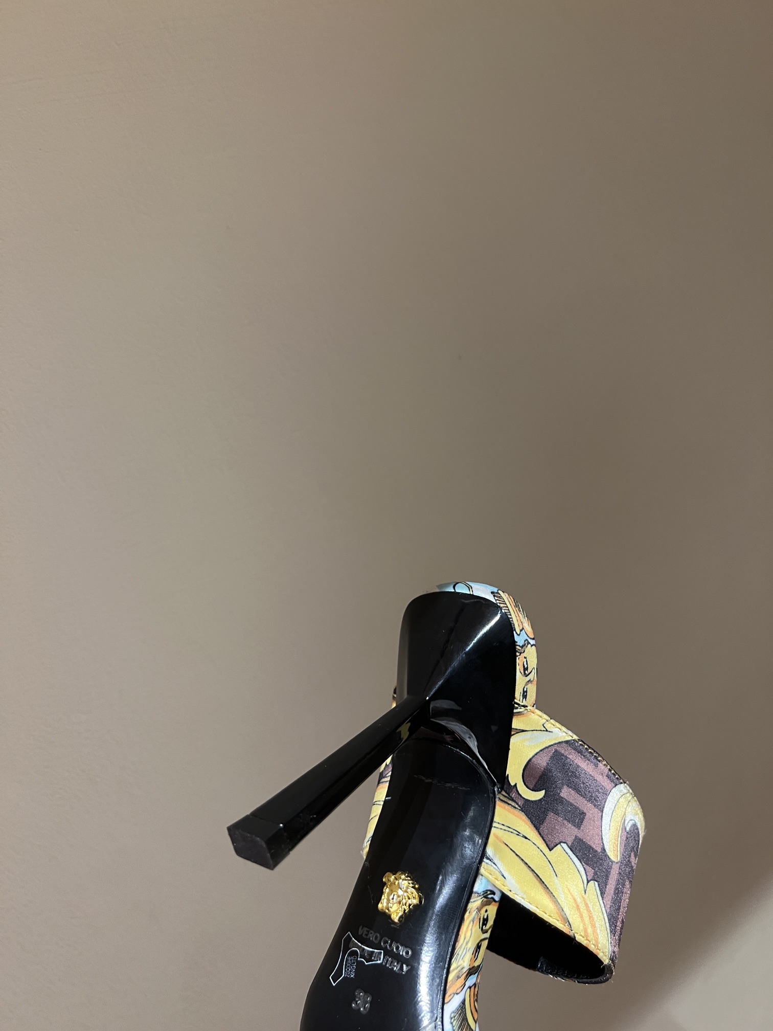 Fashion Week Highlights: Fendi x Versace Joint Series Unveiled with 25 Models - 图片 7