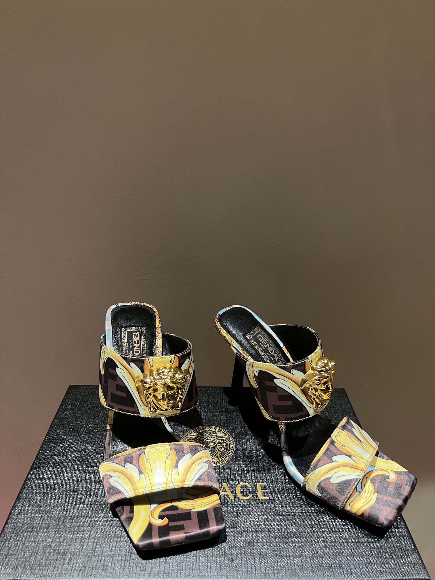 Fashion Week Highlights: Fendi x Versace Joint Series Unveiled with 25 Models - 图片 8