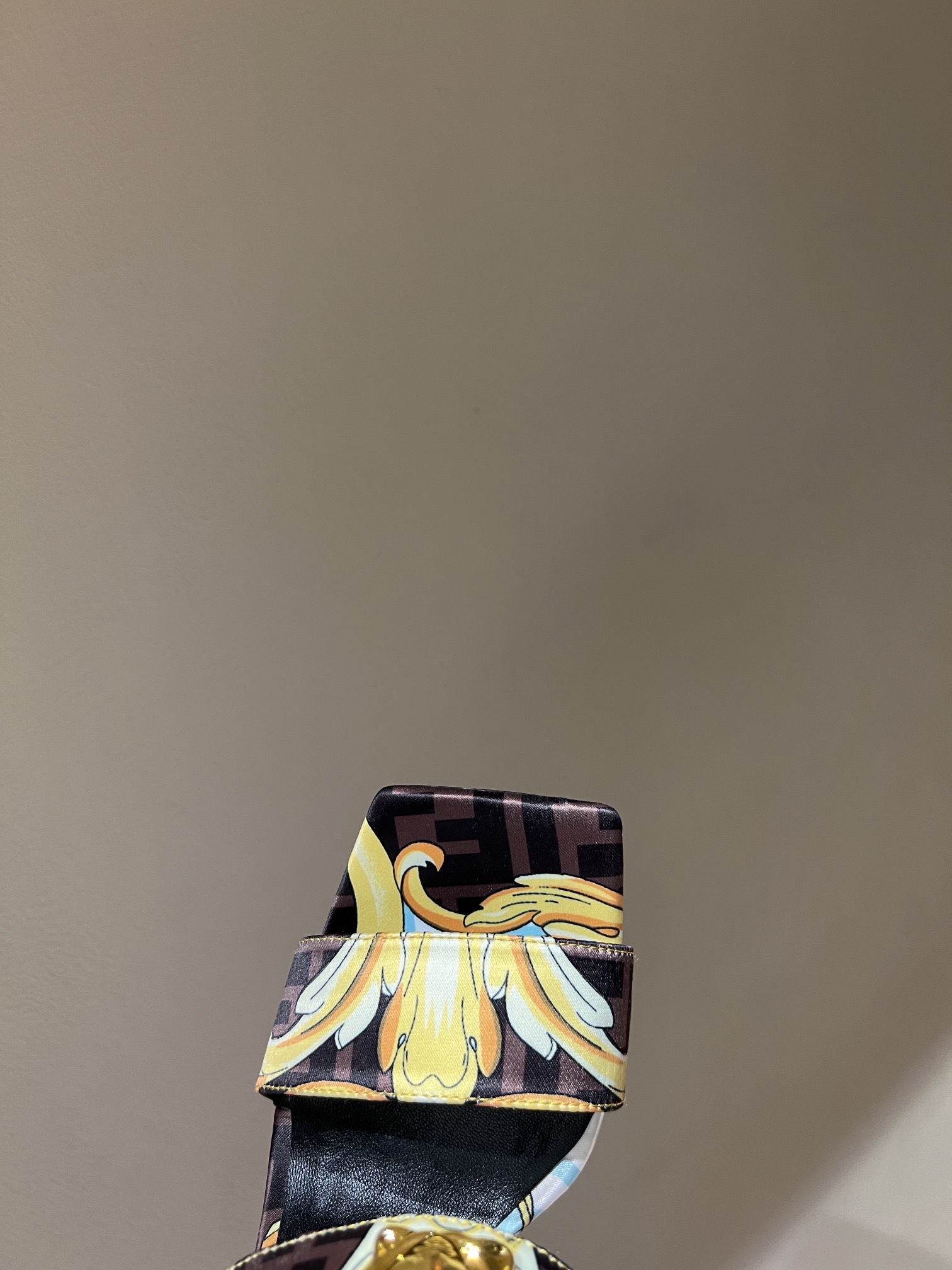 Fashion Week Highlights: Fendi x Versace Joint Series Unveiled with 25 Models - 图片 5