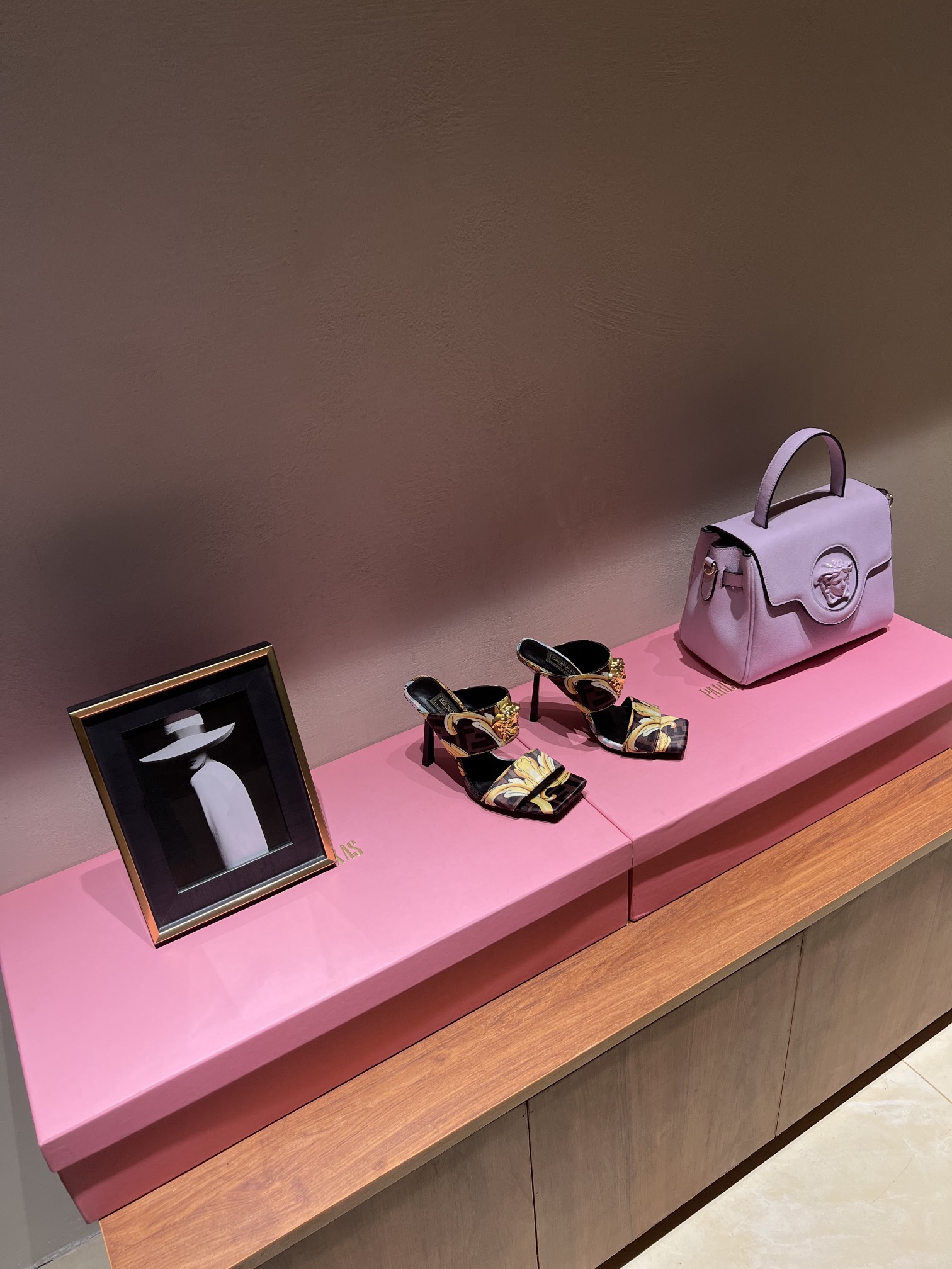 Fashion Week Highlights: Fendi x Versace Joint Series Unveiled with 25 Models - 图片 1