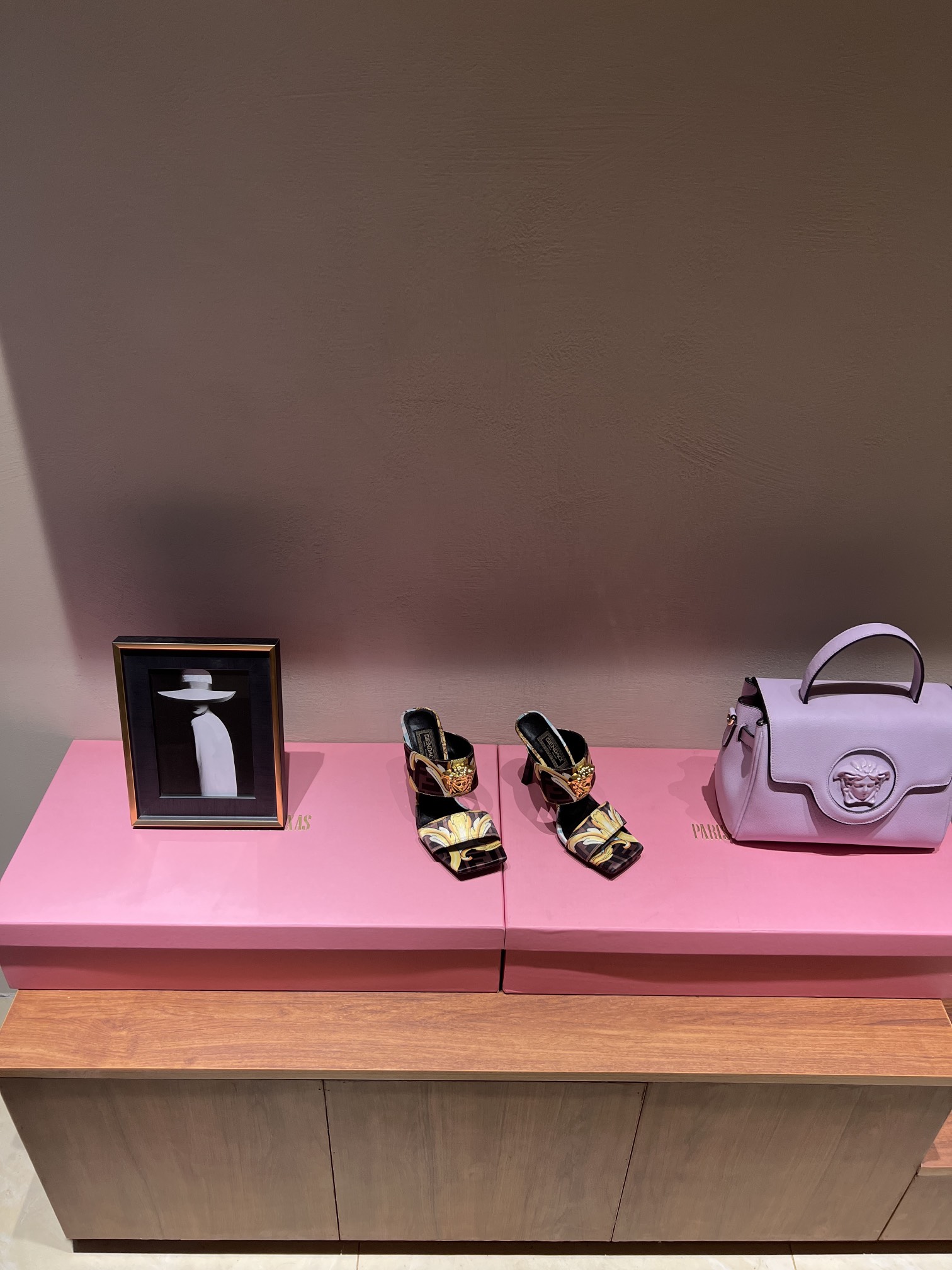 Fashion Week Highlights: Fendi x Versace Joint Series Unveiled with 25 Models - 图片 2