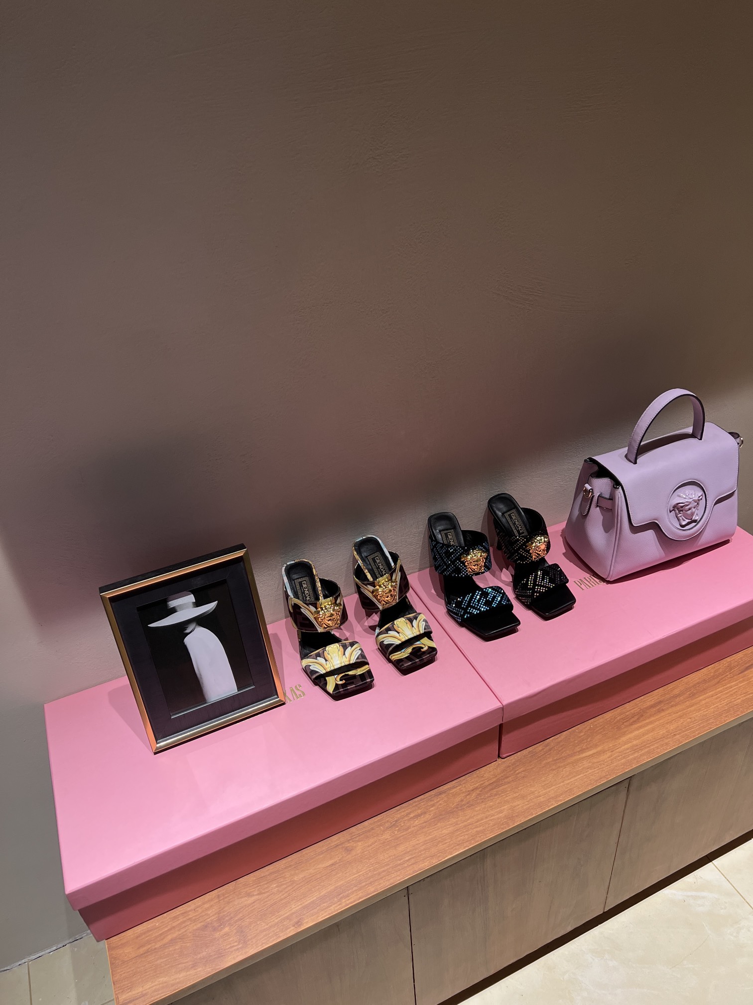 Fashion Week Highlights: Fendi x Versace Joint Series Unveiled with 25 Models - 图片 9
