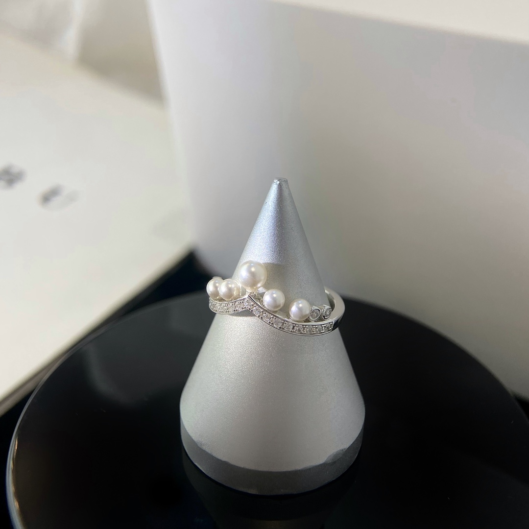 批发价（彩白）
全新JoséPhine 加冕·爱白鹭珍珠戒指，尺寸5678号。以“V”型冠冕标志镶钻与珍