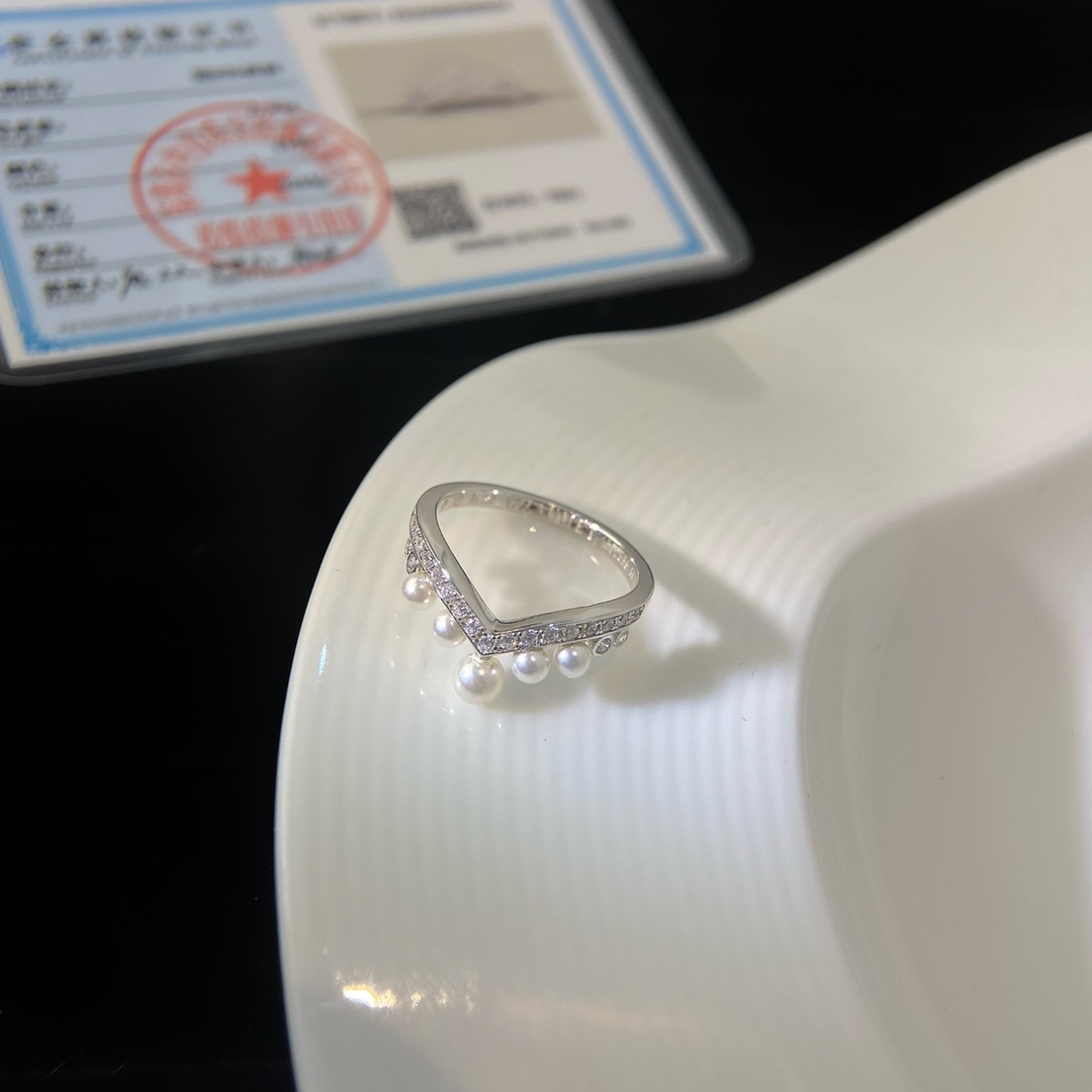 批发价（彩白）
全新JoséPhine 加冕·爱白鹭珍珠戒指，尺寸5678号。以“V”型冠冕标志镶钻与珍