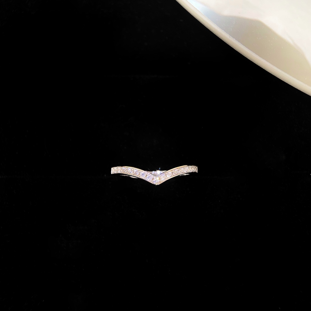 批发价（彩白）
全新JoséPhine 加冕·爱戒指，尺寸5678号。以“V”型冠冕标志镶钻与珍珠的搭配