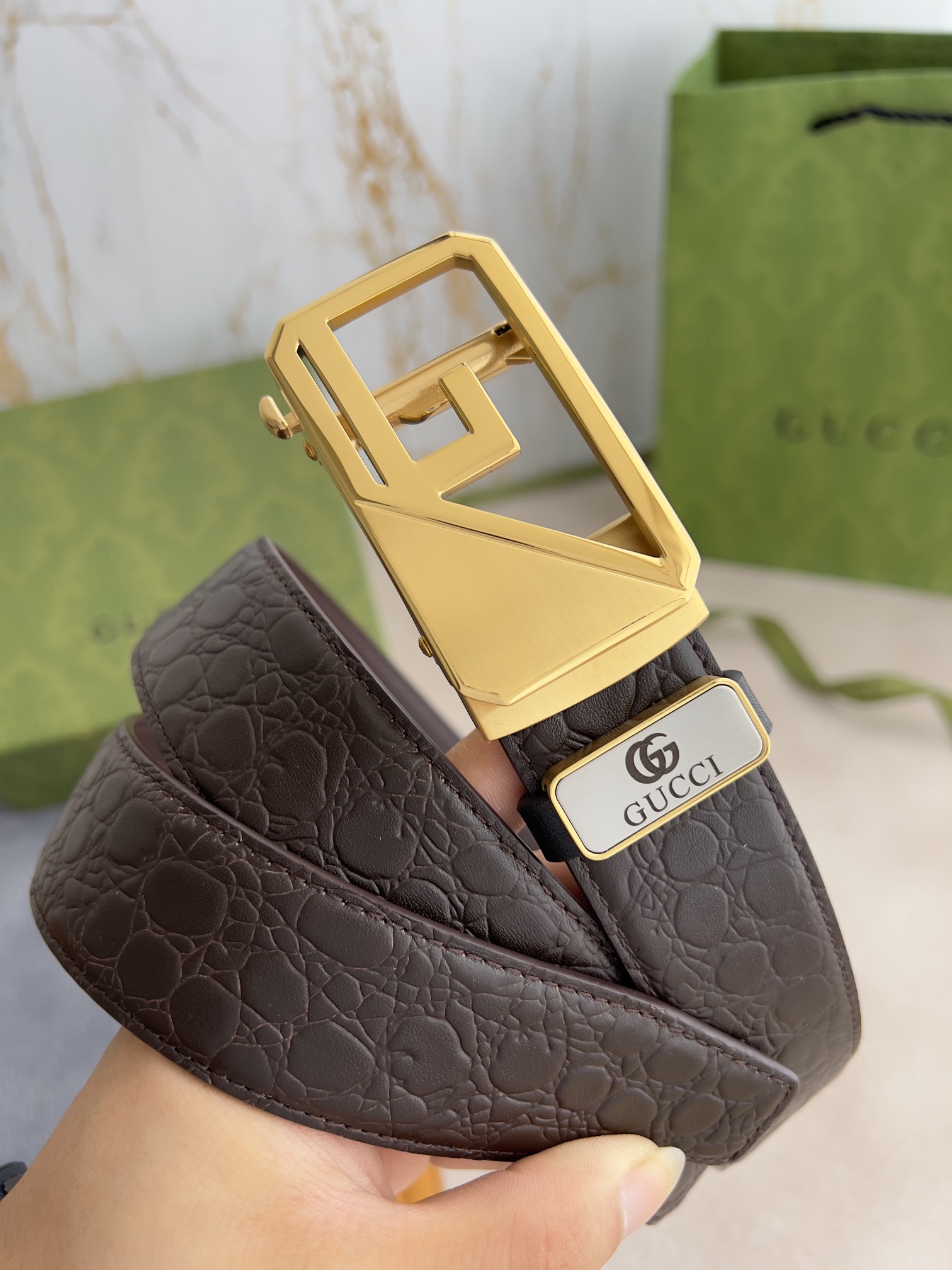 I5  Gucci 古奇 ·腰带自动带·皮带 型号：自动扣,纯钢材质自动扣,自动带身,尾部外穿款 材料：百分百头层牛皮,保证真皮.24k纯钢扣专柜同等质量, 双面头层牛皮,头层牛皮石头纹平纹皮底,咖色金扣,经典G字形logo,可自由裁剪,送人自用首选 包装认准如图专柜包装,赠送打孔器,原版电子票,宽度3.5cm