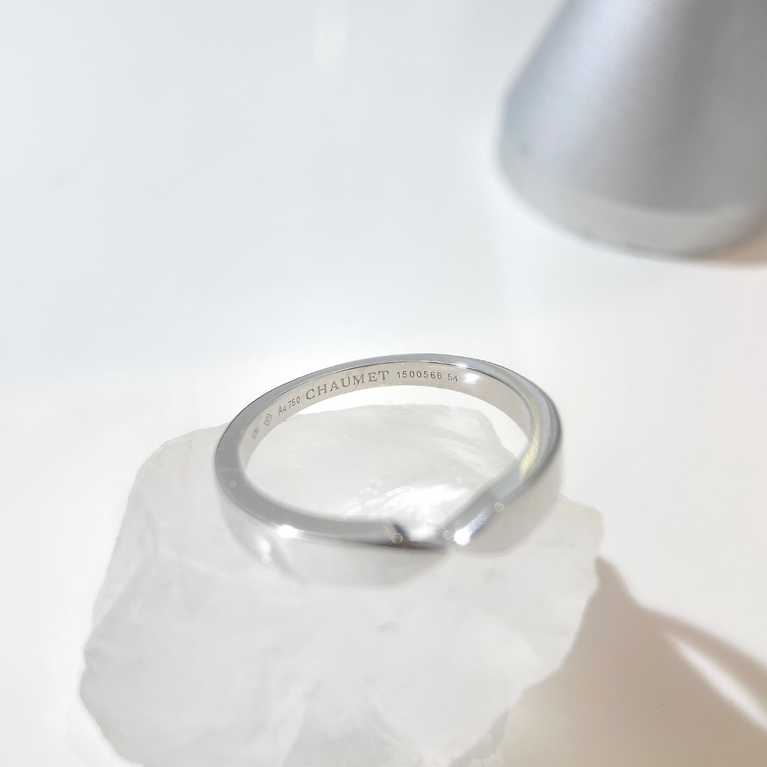 批发价💰85
戒指尺寸56789号，925银材质，Liens系列设计、寓意、品牌都很赞的一款戒指。
🌟寓意断开又连接的间距，代表两人之间有空间也有联系，有个人也有彼此，是亲密也是距离，这承载着结合与承诺的暗喻，代表着永恒的婚姻哲学。
Liens Evidence系列的一生缘对戒，戒指两端的搭桥设计像“一”就像用“一”做心灵之桥把相爱的人紧紧连结在一起，一生相牵🤩🤩🤩，所以说这是一款超级百搭的👫情侣戒指～