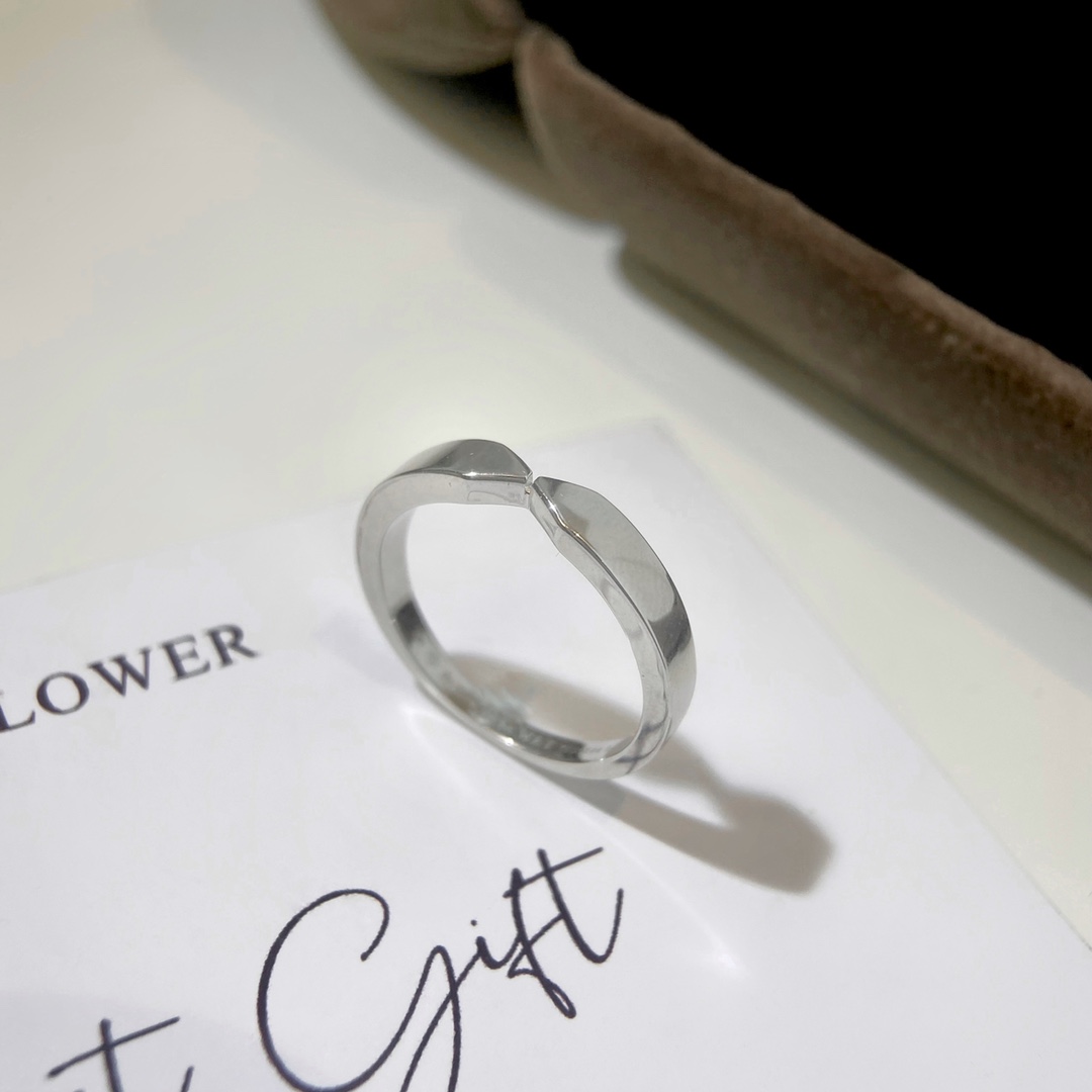 批发价💰85
戒指尺寸56789号，925银材质，Liens系列设计、寓意、品牌都很赞的一款戒指。
🌟寓意断开又连接的间距，代表两人之间有空间也有联系，有个人也有彼此，是亲密也是距离，这承载着结合与承诺的暗喻，代表着永恒的婚姻哲学。
Liens Evidence系列的一生缘对戒，戒指两端的搭桥设计像“一”就像用“一”做心灵之桥把相爱的人紧紧连结在一起，一生相牵🤩🤩🤩，所以说这是一款超级百搭的👫情侣戒指～