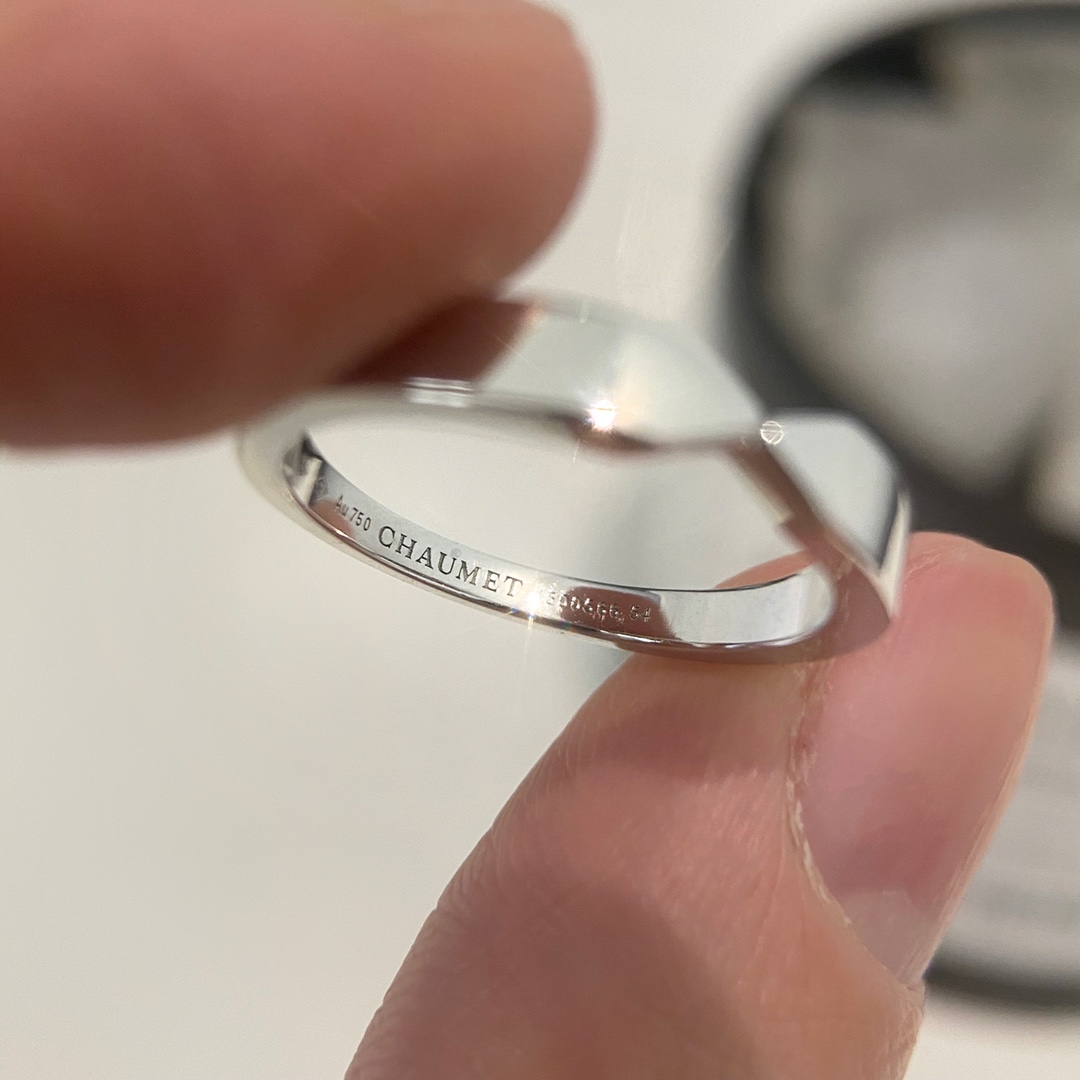 批发价💰85
戒指尺寸56789号，925银材质，Liens系列设计、寓意、品牌都很赞的一款戒指。
🌟寓意断开又连接的间距，代表两人之间有空间也有联系，有个人也有彼此，是亲密也是距离，这承载着结合与承诺的暗喻，代表着永恒的婚姻哲学。
Liens Evidence系列的一生缘对戒，戒指两端的搭桥设计像“一”就像用“一”做心灵之桥把相爱的人紧紧连结在一起，一生相牵🤩🤩🤩，所以说这是一款超级百搭的👫情侣戒指～