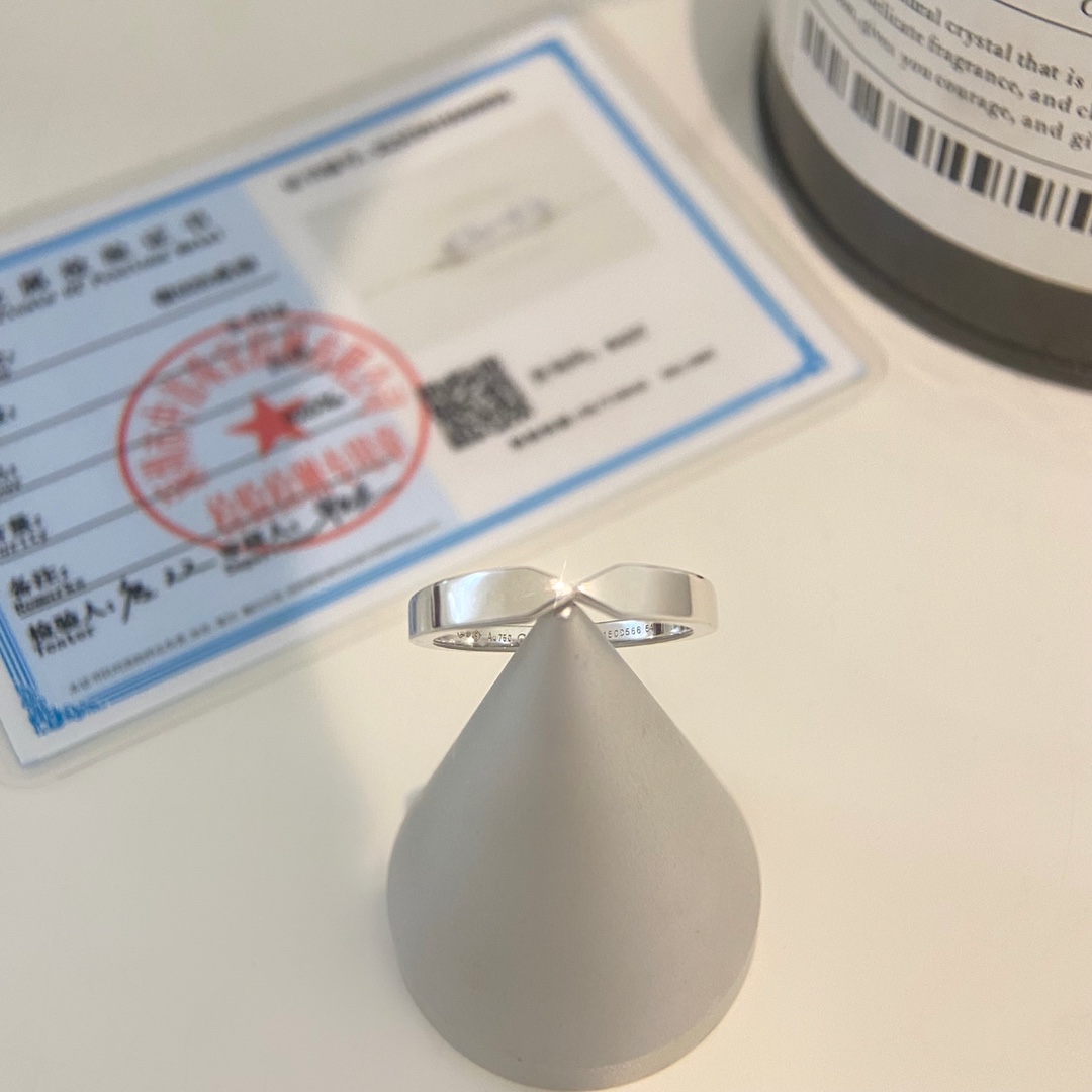 批发价💰85
戒指尺寸56789号，925银材质，Liens系列设计、寓意、品牌都很赞的一款戒指。
🌟寓意断开又连接的间距，代表两人之间有空间也有联系，有个人也有彼此，是亲密也是距离，这承载着结合与承诺的暗喻，代表着永恒的婚姻哲学。
Liens Evidence系列的一生缘对戒，戒指两端的搭桥设计像“一”就像用“一”做心灵之桥把相爱的人紧紧连结在一起，一生相牵🤩🤩🤩，所以说这是一款超级百搭的👫情侣戒指～