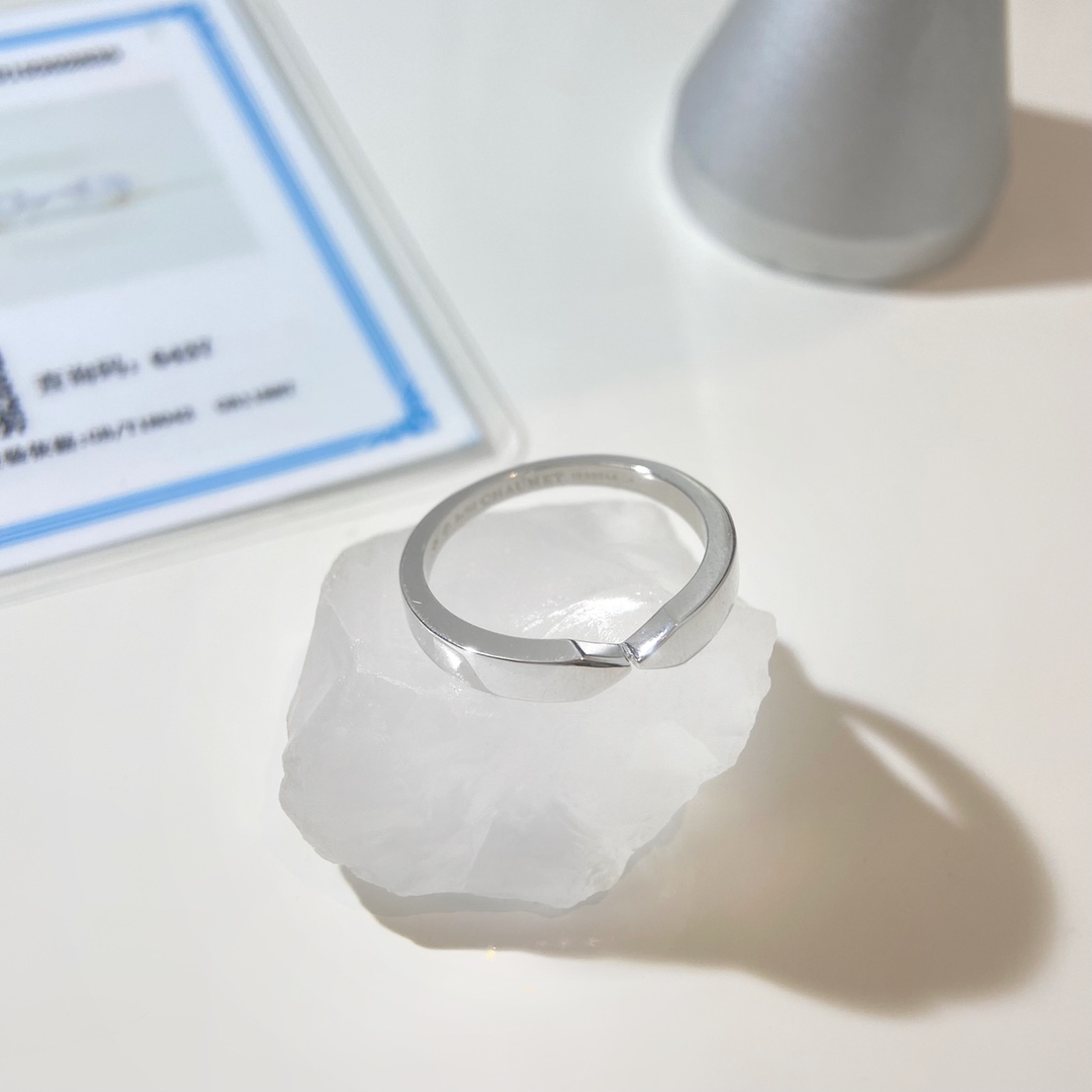 批发价💰85
戒指尺寸56789号，925银材质，Liens系列设计、寓意、品牌都很赞的一款戒指。
🌟寓意断开又连接的间距，代表两人之间有空间也有联系，有个人也有彼此，是亲密也是距离，这承载着结合与承诺的暗喻，代表着永恒的婚姻哲学。
Liens Evidence系列的一生缘对戒，戒指两端的搭桥设计像“一”就像用“一”做心灵之桥把相爱的人紧紧连结在一起，一生相牵🤩🤩🤩，所以说这是一款超级百搭的👫情侣戒指～