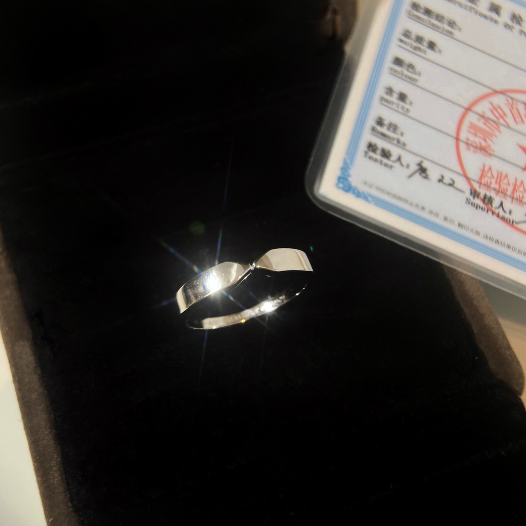 批发价💰85
戒指尺寸56789号，925银材质，Liens系列设计、寓意、品牌都很赞的一款戒指。
🌟寓意断开又连接的间距，代表两人之间有空间也有联系，有个人也有彼此，是亲密也是距离，这承载着结合与承诺的暗喻，代表着永恒的婚姻哲学。
Liens Evidence系列的一生缘对戒，戒指两端的搭桥设计像“一”就像用“一”做心灵之桥把相爱的人紧紧连结在一起，一生相牵🤩🤩🤩，所以说这是一款超级百搭的👫情侣戒指～