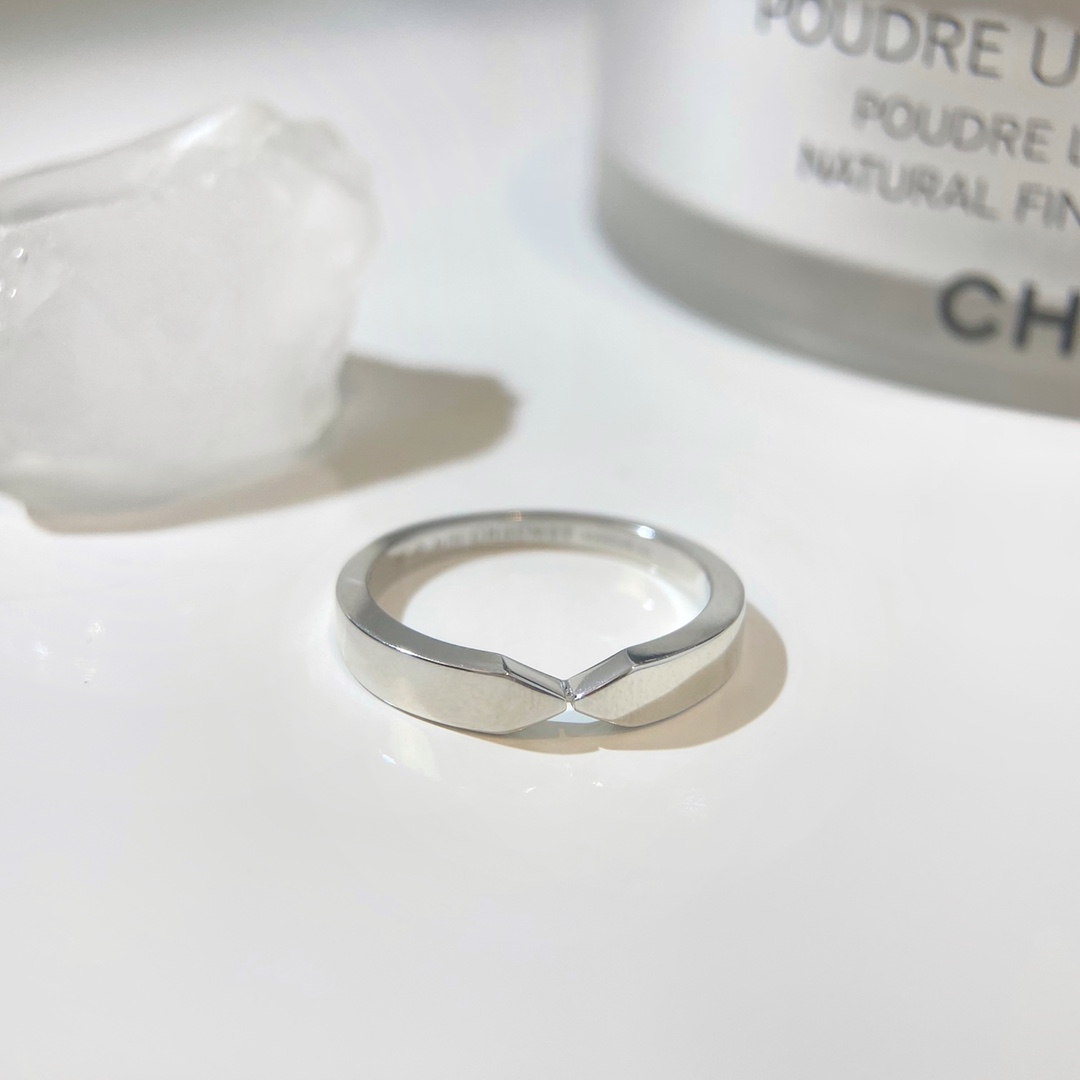 批发价💰85
戒指尺寸56789号，925银材质，Liens系列设计、寓意、品牌都很赞的一款戒指。
🌟寓意断开又连接的间距，代表两人之间有空间也有联系，有个人也有彼此，是亲密也是距离，这承载着结合与承诺的暗喻，代表着永恒的婚姻哲学。
Liens Evidence系列的一生缘对戒，戒指两端的搭桥设计像“一”就像用“一”做心灵之桥把相爱的人紧紧连结在一起，一生相牵🤩🤩🤩，所以说这是一款超级百搭的👫情侣戒指～