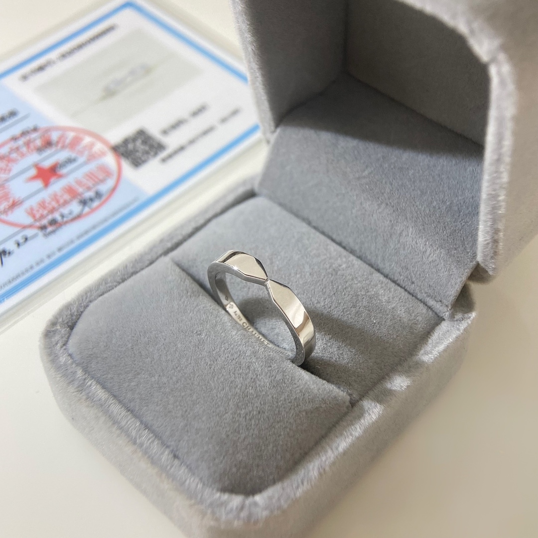 批发价💰85
戒指尺寸56789号，925银材质，Liens系列设计、寓意、品牌都很赞的一款戒指。
🌟寓意断开又连接的间距，代表两人之间有空间也有联系，有个人也有彼此，是亲密也是距离，这承载着结合与承诺的暗喻，代表着永恒的婚姻哲学。
Liens Evidence系列的一生缘对戒，戒指两端的搭桥设计像“一”就像用“一”做心灵之桥把相爱的人紧紧连结在一起，一生相牵🤩🤩🤩，所以说这是一款超级百搭的👫情侣戒指～