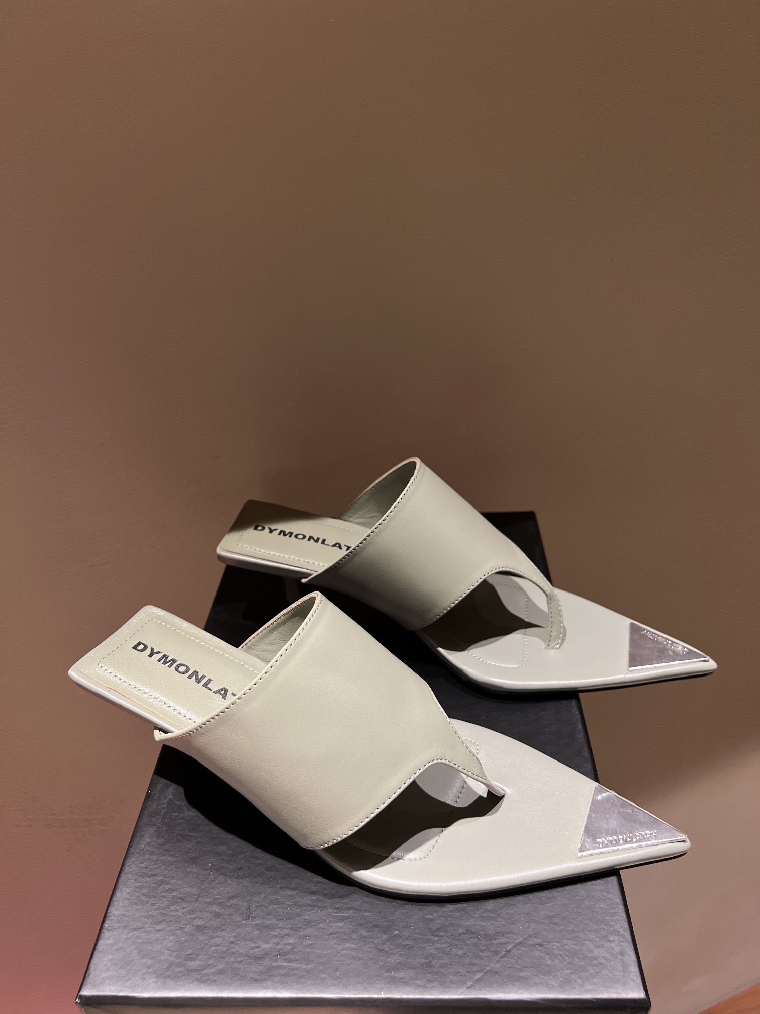 Top Edition: Unique Metallic Head Decorated Cowboy Color Summer Sandals - 图片 8