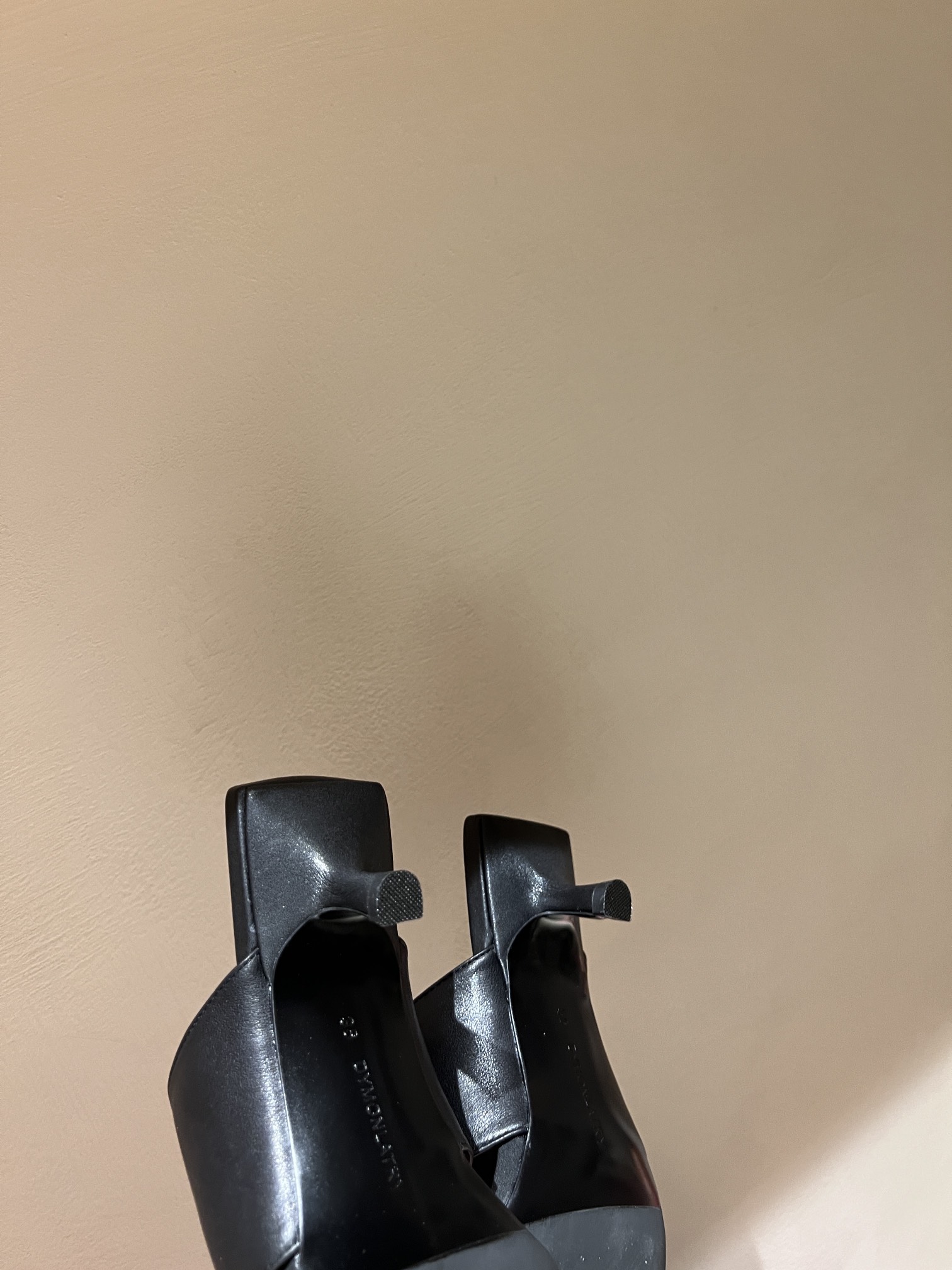 Fashion Review: Metallic Cowboy Sandals with Unique Head Decorations - 图片 9