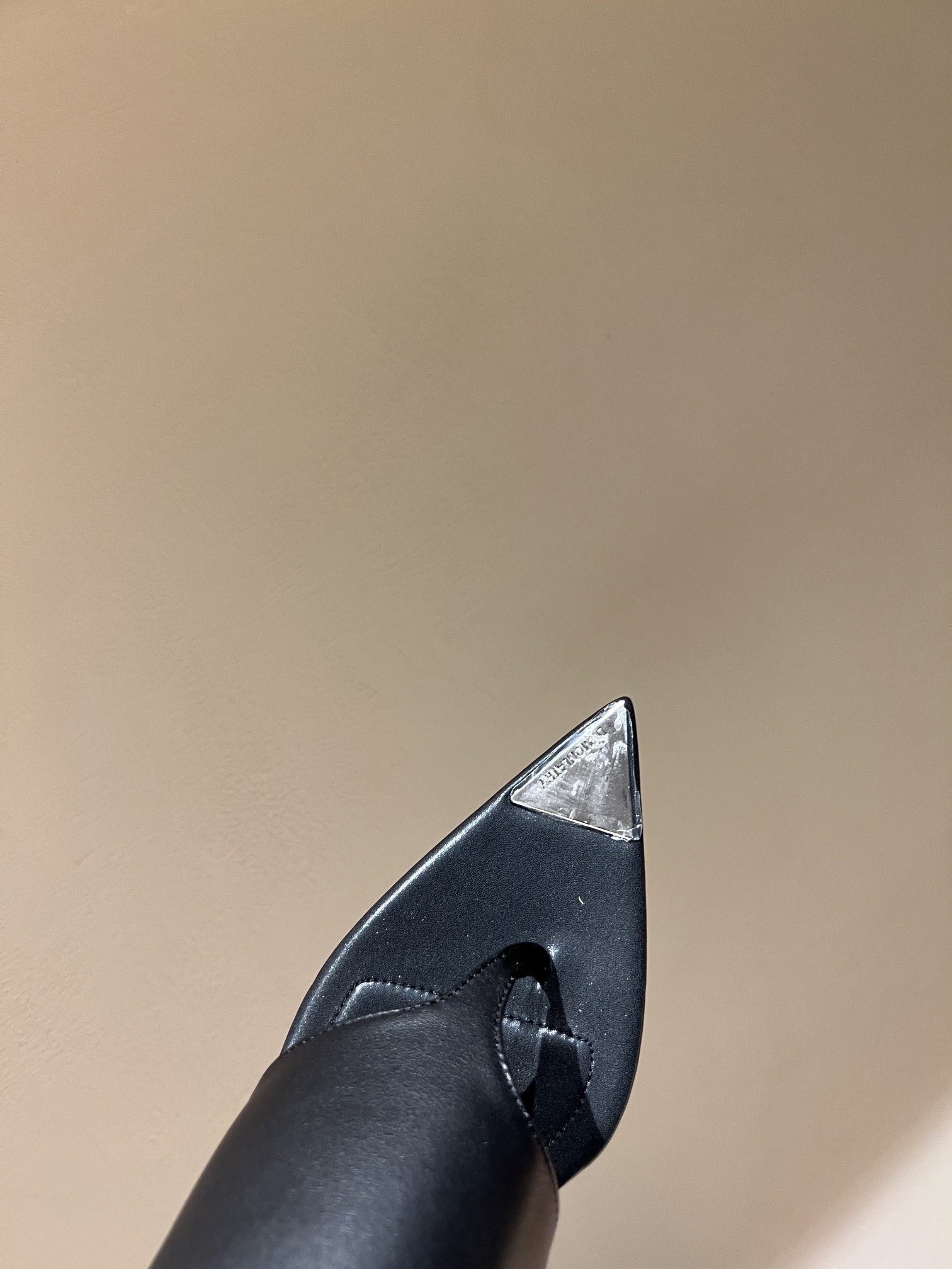 Fashion Review: Metallic Cowboy Sandals with Unique Head Decorations - 图片 4