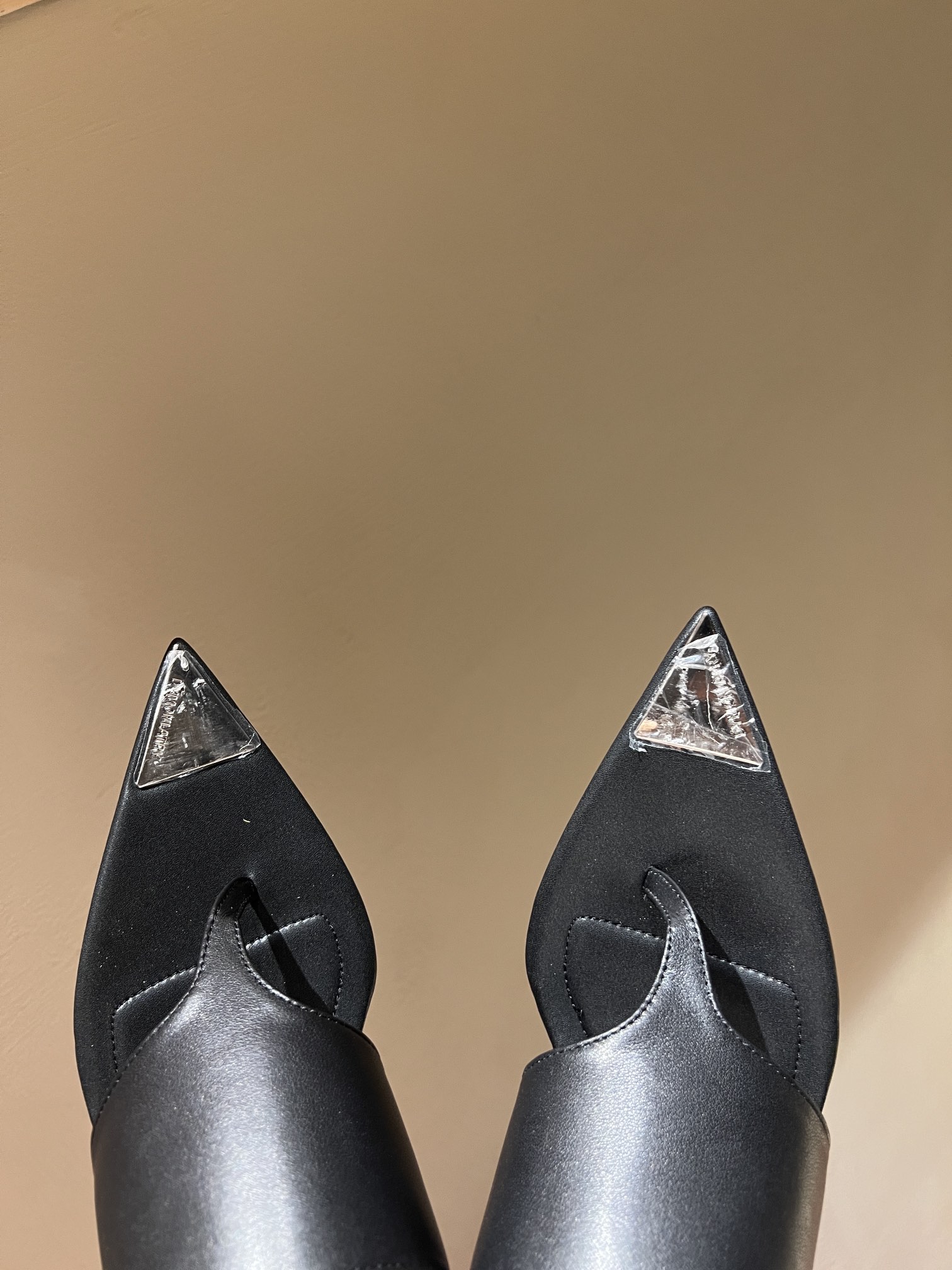 Fashion Review: Metallic Cowboy Sandals with Unique Head Decorations - 图片 5