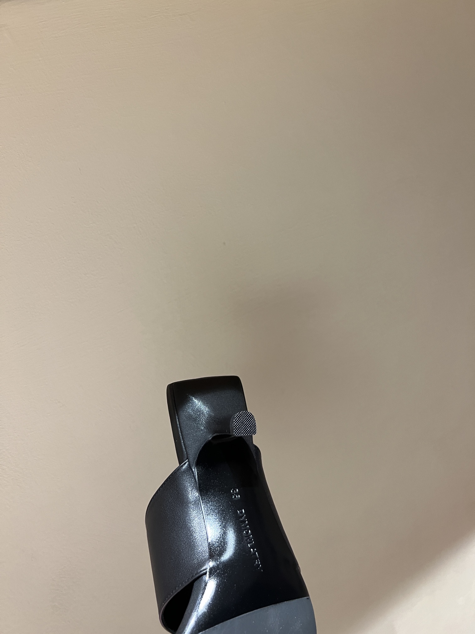 Fashion Review: Metallic Cowboy Sandals with Unique Head Decorations - 图片 7