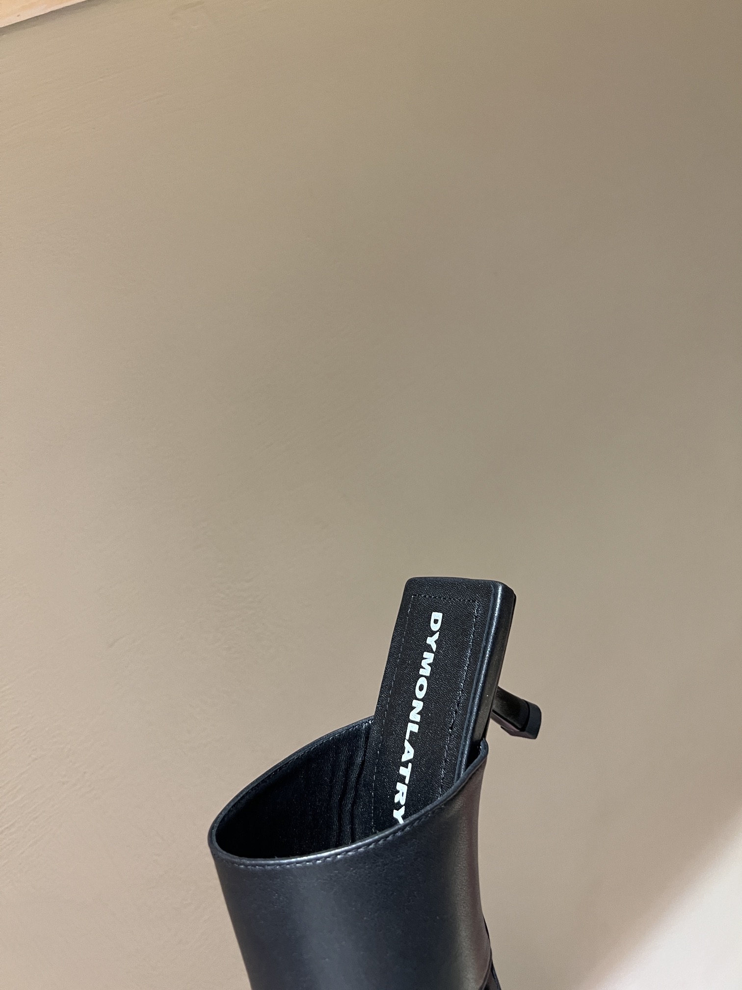 Fashion Review: Metallic Cowboy Sandals with Unique Head Decorations - 图片 6