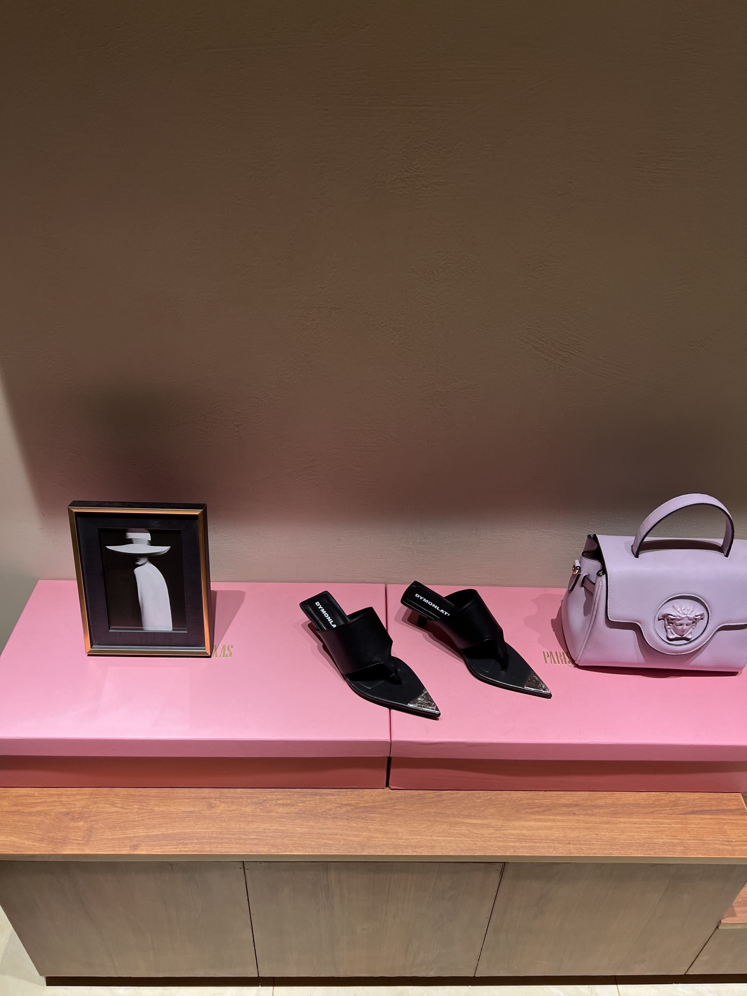 Fashion Review: Metallic Cowboy Sandals with Unique Head Decorations - 图片 2