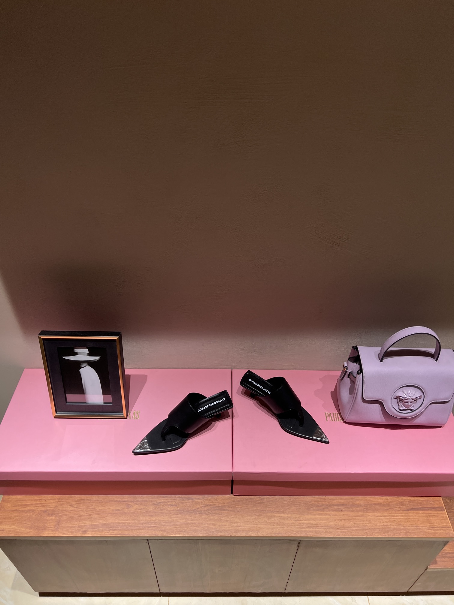 Fashion Review: Metallic Cowboy Sandals with Unique Head Decorations - 图片 3