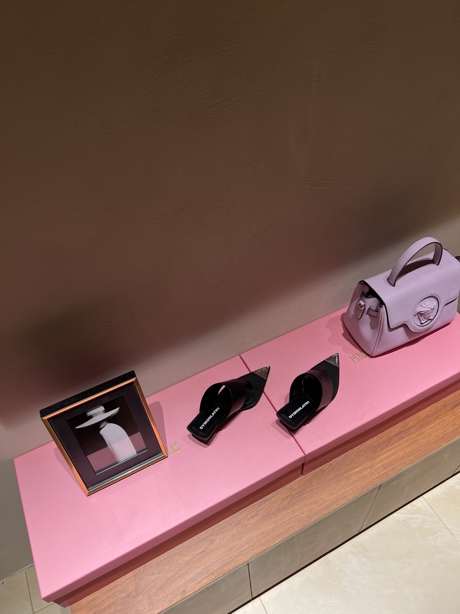 Fashion Review: Metallic Cowboy Sandals with Unique Head Decorations - 图片 8