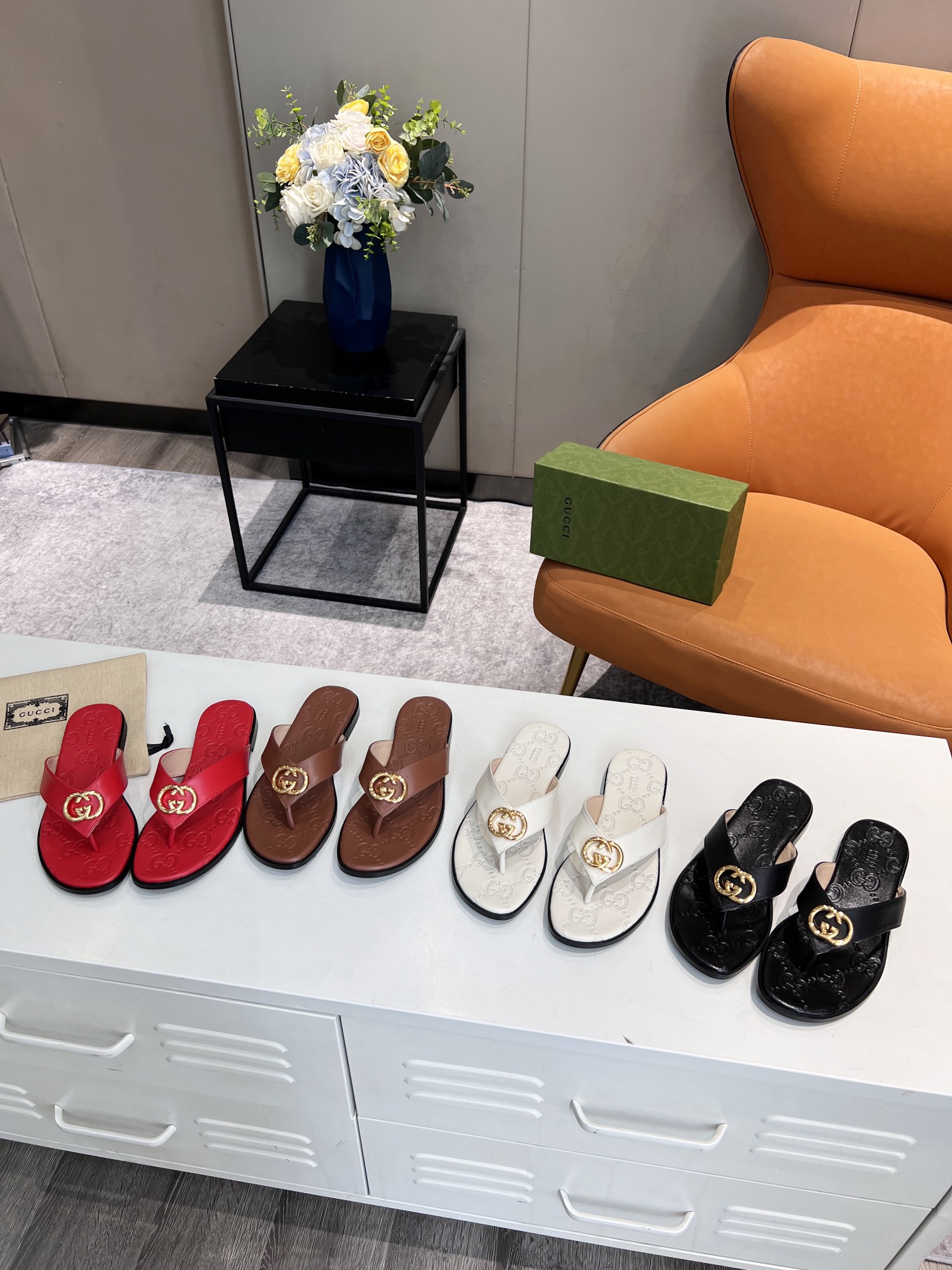 NO:459913,The latest 5169-9 Guqi slippers are on the market. The original shoes are copied one by one. The original hardware buckle mold is very comfortable to wear. It is a favorite luxury product of famous celebrities. The fabric is calfskin, inner sheepskin, and 'Leather Bag Midsole'. The fabric is black, beige, red, earthy yellow, etc. The outsole uses anti-slip and wear-resistant rubber sole, 'Customized leather sole' size 35-43, rubber sole. 'True leather sole' welcomes pictures to sell. '44-45 size custom made'., split-toe shoes, slippers, cowhide, sheepskin, Leather soles198609095169一9古奇最新款拖鞋火爆上市.原版鞋一比一复制.原版五金扣开模.穿脚非常舒服,大牌名星最爱的奢侈品.面料釆用小牛皮,内里羊皮,《真皮包中底》.面料牛皮颜色有黑色、米白色、红色、土黄色,等4个颜色供选.大底釆用防滑耐磨橡胶大底,《可订做真皮大底》码35一43码,橡胶底元.《真皮大底元》《货真价实》欢迎转图片爆卖.《44一45码订做》.,分趾鞋,slippers,cowhide,sheepskin,Leather soles,Women's Shoes