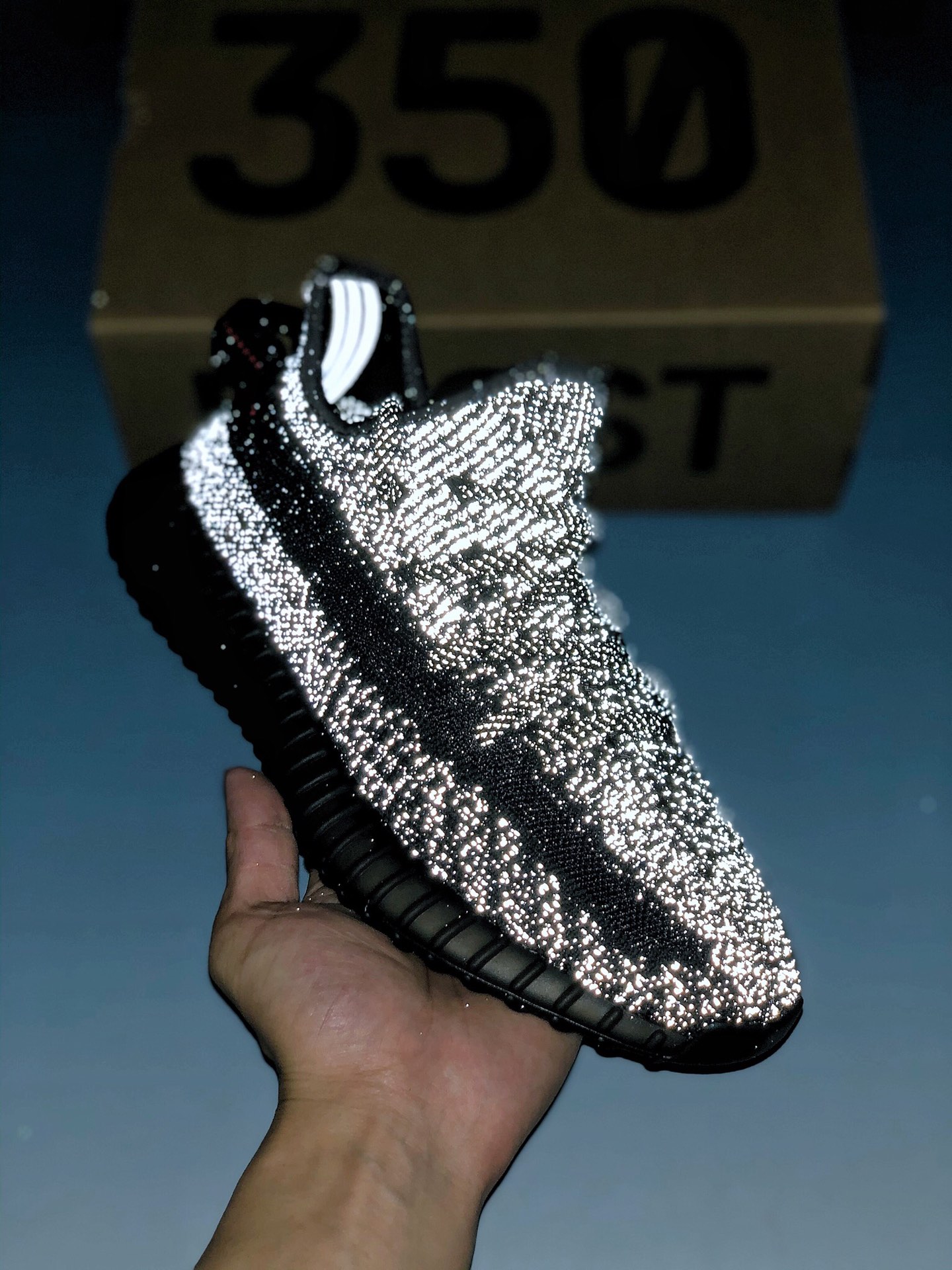 福利特价 冲刺618
 放店私
 Adidas Yeezy 350 Boost V2 “黑满天星”
巴斯夫大底 同样全套原厂进口材料 原纸版 原楦成型 原织面纯原1.0#原织面精针织机，原厂反光针织面料#顶级Boost 满钉大底 一切细节实拍如图极力推荐此版本 触碰性价比至高点 
货号：Fu9007
Size：36 36.5 37 38 38.5 39 40 40.5 41  42 42.5 43 44 44.5 45