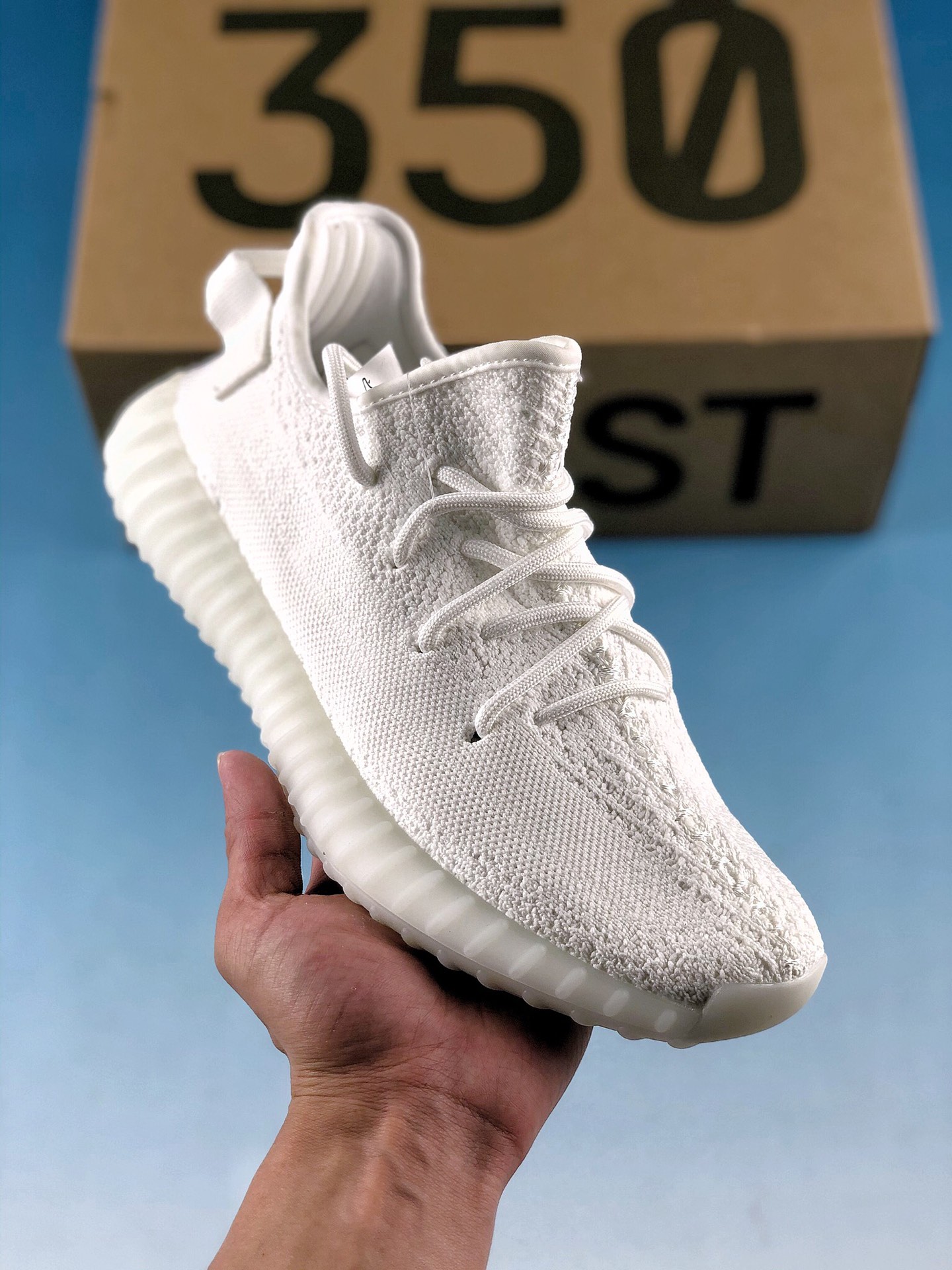 福利特价 冲刺618
 放店私
Yeezy 350 Boost V2 纯白冰淇淋
外贸客户指定订单 东莞原织面纯原1.0
原织面精针织机，原厂针织面料
#原档大底模具 百分百与海外发售原版一致
#顶级Boost 满钉大底 一切细节实拍如图
极力推荐此版本 触碰性价比至高点‼
Size：36 36.5 37 38 38.5 39 40 40.5 41  42 42.5 43 44 44.5 45