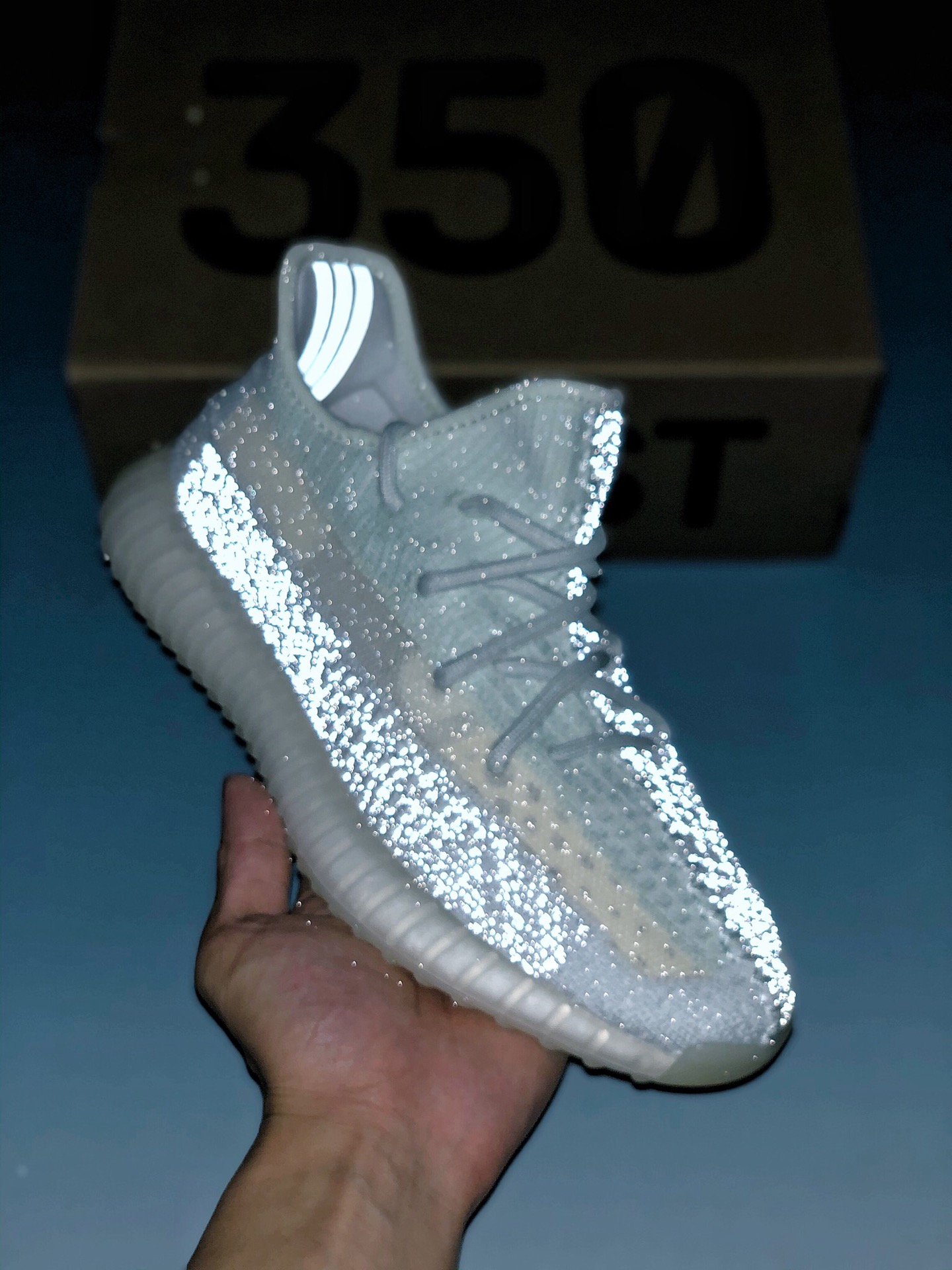 福利特价 冲刺618
 放店私
 Adidas Yeezy 350 Boost V2 “幻蓝满天星”
巴斯夫大底 同样全套原厂进口材料 原纸版 原楦成型 原织面纯原1.0#原织面精针织机，原厂反光针织面料#顶级Boost 满钉大底 一切细节实拍如图极力推荐此版本 触碰性价比至高点 
货号：Fu9007
Size：36 36.5 37 38 38.5 39 40 40.5 41  42 42.5 43 44 44.5 45