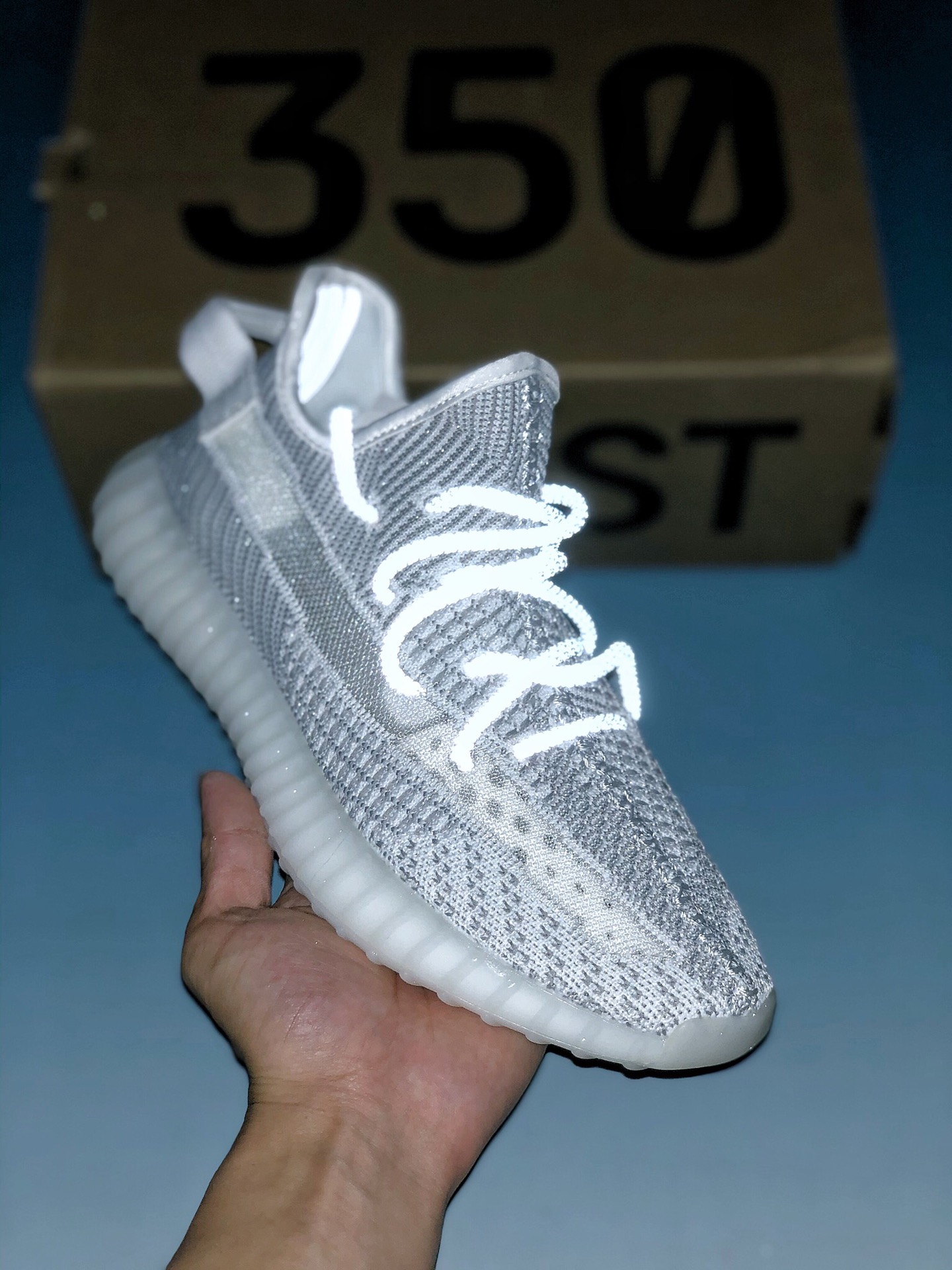 福利特价 冲刺618
 放店私
 Adidas Yeezy 350 Boost V2 “白天使”
巴斯夫大底 同样全套原厂进口材料 原纸版 原楦成型 原织面纯原1.0#原织面精针织机，原厂反光针织面料#顶级Boost 满钉大底 一切细节实拍如图极力推荐此版本 触碰性价比至高点 
货号：Fu9007
Size：36 36.5 37 38 38.5 39 40 40.5 41  42 42.5 43 44 44.5 45