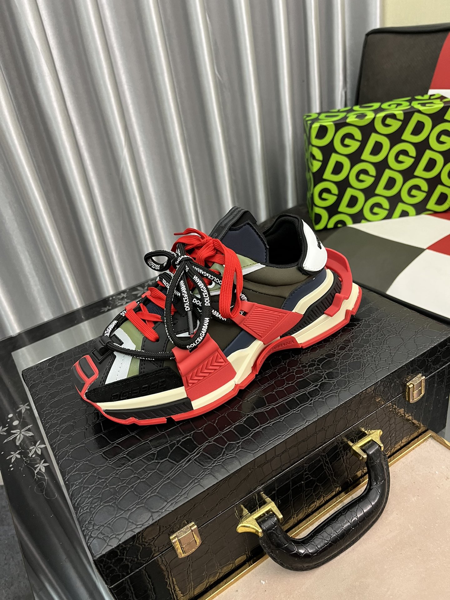 NO:272765,Dolce&Gabbana space series D&G dad shoes couple casual sneakers original purchase development making DG TOGETHER series takes the brand DNA modern perspective inspiration - a new generation of young people as the starting point of design. The new Space calfskin and velvet leather sneakers are embellished with technical fabric details, 3M reflective leather splicing integrates the two major brand logo elements Daymaster series trendy silhouette and NS1 series capable temperament Exquisite packaging of delivery counter Original custom fabric leather   technology mesh imported inside Towel velvet Sole original molded and multi-material splicing Sole thickness 5CM Size: Women's model 35-40 /  Men's model 39-46, Dolce & Gabbana, Dolce & Gabbana, Dolce & Gabbana, Sneakers, cowhide19860909Dolce&Gabbana 杜嘉班纳space系列D&G老爹鞋 情侣款休闲运动鞋 原版购入 开发 做货 DG TOGETHER 系列以品牌 DNA 摩登视角灵感源泉——新一代年轻人为设计出发点.全新 Space 小牛皮与翻绒皮运动鞋,点缀科技面料细节,3M反光皮革拼接 融汇品牌两大系列标志元素Daymaster 系列潮酷廓形与 NS1 系列干练气质 配送专柜精美包装 面料原版定制牛皮 科技网面 内里进口毛巾绒 鞋底原版开模多种材质组合拼接 底厚5CM Size: 女款35-40 / 男款39-46,,Dolce&Gabbana,Dolce&Gabbana,Dolce&Gabbana,sneakers,cowhide,Men's shoes