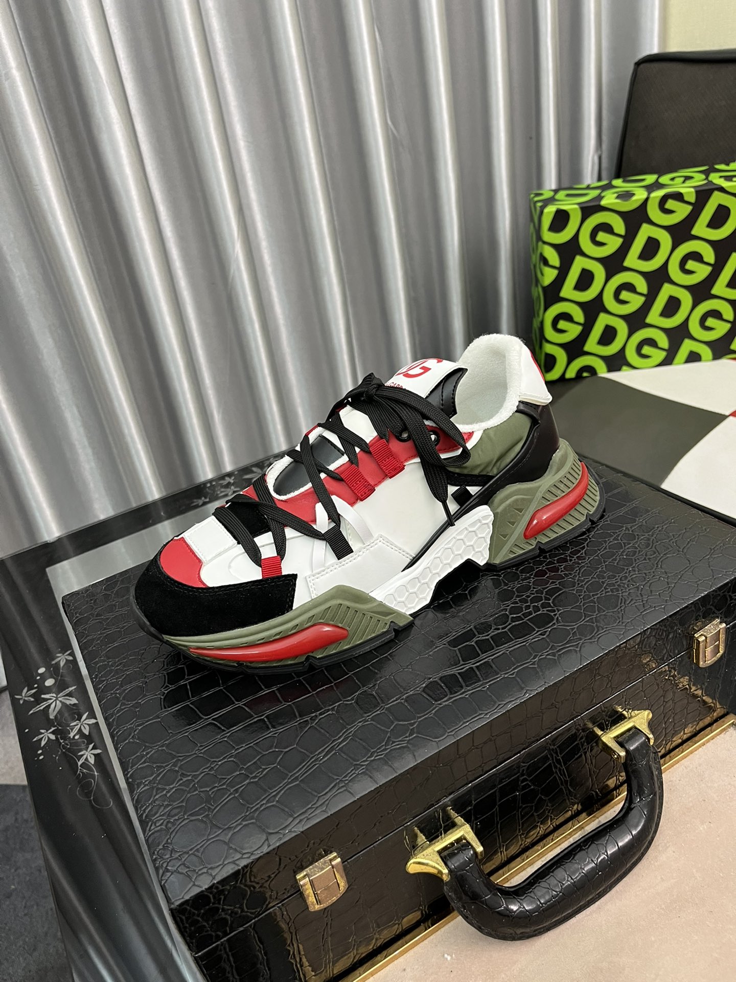 J5 Dolce&Gabbana杜嘉班纳22爆款 情侣老爹鞋 休闲运动鞋原版购入 开发 做货  Dolce&Gabbana 杜嘉班纳 TOGETHER 系列以品牌 DNA 摩登视角灵感源泉——新一代年轻人为设计出发点。全新 Space 小牛皮与翻绒皮运动鞋，点缀科技面料细节，3M反光皮革拼接 融汇品牌两大系列标志元素：Daymaster 系列潮酷廓形与 NS1 系列干练气质配送专柜精美包装 面料：真皮拼接工艺 内里：毛巾里 鞋底：TR组合描色大底 跟高：4CM