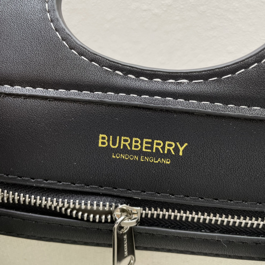 400  Burberry手提包 小巧身形焕新演绎品牌