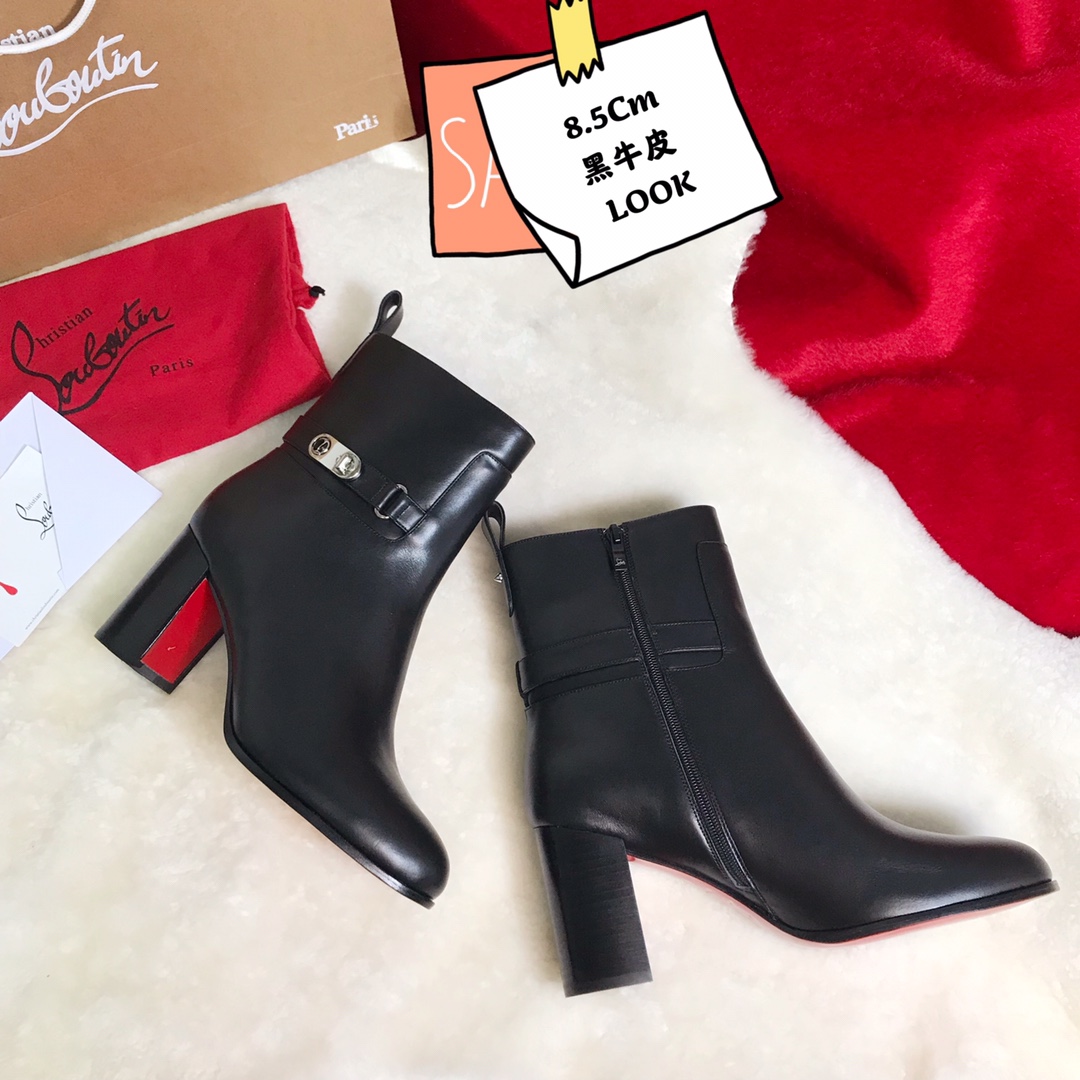 NO:337470,High-end customized autumn and winter boot series!  H8.5Cm, size 35-42. Genuine leather extended strips, large bottom, layered leather heel. 319-12 black cowhide, private mold buckle. Official website synchronization... Standard European code. Reference: 319-12 Color: black Material: cowhide Lining: sheep leather Heel height: 8.5Cm Sole: leather sole Size: EUR 35-42 (US 4-11):,,christian louboutin, boots,cowhide19860909高端订制 秋冬靴系列！ H8.5Cm,尺码35-42码.真皮延条大底,层皮跟.319－12黑牛皮,私模扣.官网同步... 标准欧码. Reference:319－12 Color:black Material:cowhide Lining:sheep leather Heel heigh:8.5Cm Sole:leather sole Size:EUR 35－42（US 4一11) :,,christian louboutin,boots,cowhide,Women's Shoes