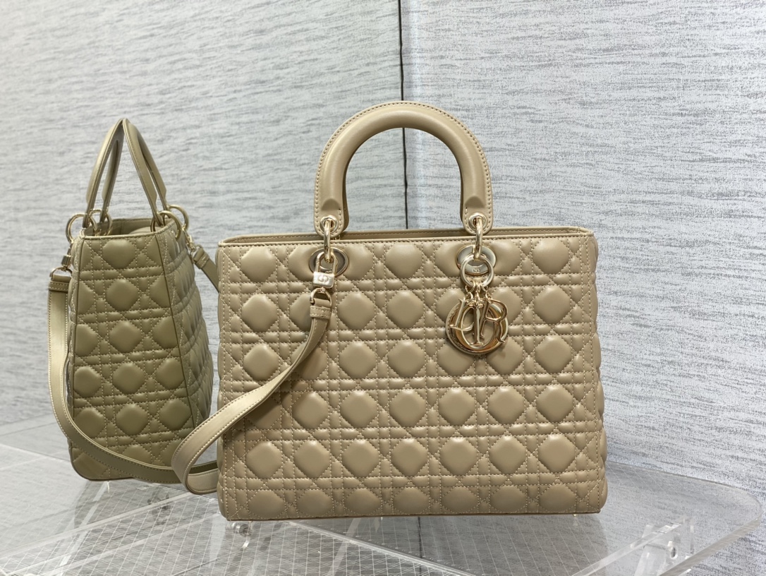 NO:939019,Seven-compartment milk tea color is available. Lady's latest clamshell sheepskin seven-compartment is a classic upgrade. The previous scratchy zipper design has been changed. It is really considerate. After being hurt by various zipper bags, I really like the new five-compartment clamshell design. It has full capacity and looks good when carried cross-body. The retro rhombus and enduring bag shape are classic bags that every girl deserves to own.  size:32cm, Dior original leather, dior, dior, sheepskin, Hermes,19860909七格奶茶色现货 Lady最新翻盖羊皮七格,经典升级,改掉之前刮手的拉链设计,实在是太贴心了,被各种拉链包伤害后,真的非常喜欢新款五格的翻盖设计,容量满分,手拎斜跨都好看,复古的菱格和经久不衰的包形,是每个女孩子都值得拥有的经典包 size:32cm,Dior迪奥戴妃原厂皮,dior,dior,sheepskin,Hermes,,Bag