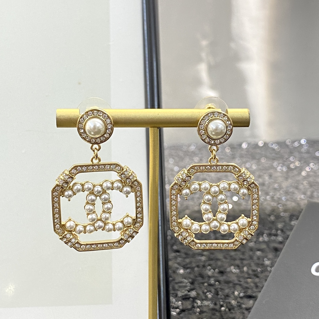 P75▪编码E1175    0763745
🛍【CHANEL】🇪🇬
🛍专柜最新款同步上新❣
🛍香奈儿耳钉火热爆款来袭🤑🤑
🛍大牌香奶奶这个品牌在时尚女性当中绝对无所不知🧐都知道它的经典与岁月🤟逢出货必火的一个知名品牌👄同步专柜🤔正品开模👏独家高端品质👍超好卖超抢手🔥