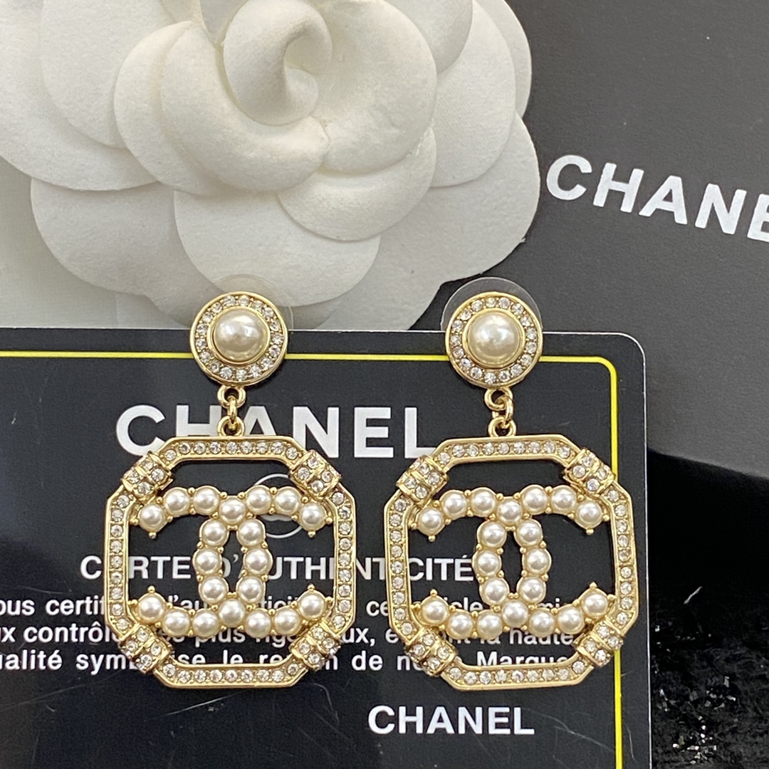 P75▪编码E1175    0763745
🛍【CHANEL】🇪🇬
🛍专柜最新款同步上新❣
🛍香奈儿耳钉火热爆款来袭🤑🤑
🛍大牌香奶奶这个品牌在时尚女性当中绝对无所不知🧐都知道它的经典与岁月🤟逢出货必火的一个知名品牌👄同步专柜🤔正品开模👏独家高端品质👍超好卖超抢手🔥