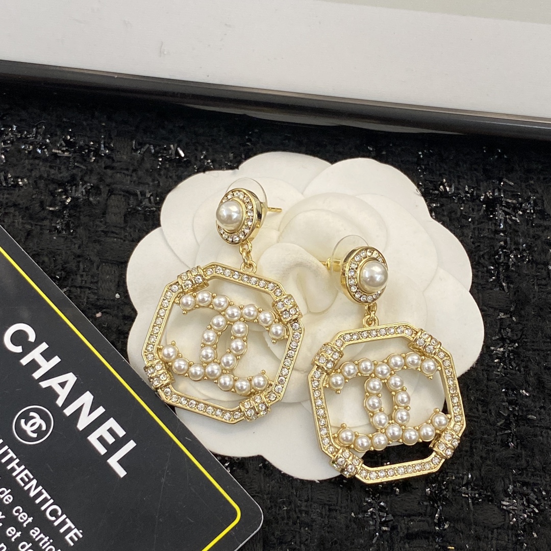 P75▪编码E1175    0763745
🛍【CHANEL】🇪🇬
🛍专柜最新款同步上新❣
🛍香奈儿耳钉火热爆款来袭🤑🤑
🛍大牌香奶奶这个品牌在时尚女性当中绝对无所不知🧐都知道它的经典与岁月🤟逢出货必火的一个知名品牌👄同步专柜🤔正品开模👏独家高端品质👍超好卖超抢手🔥