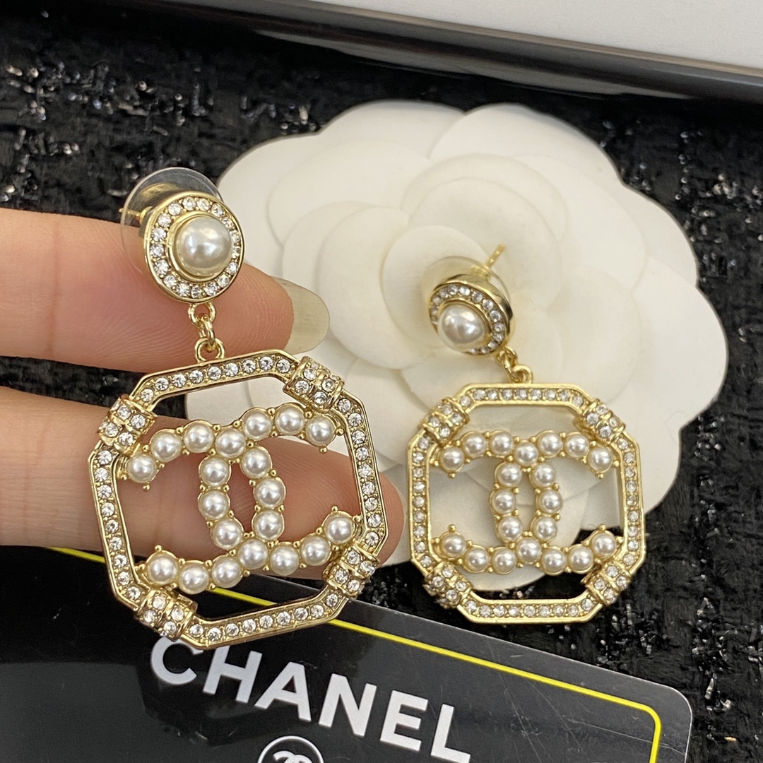 P75▪编码E1175    0763745
🛍【CHANEL】🇪🇬
🛍专柜最新款同步上新❣
🛍香奈儿耳钉火热爆款来袭🤑🤑
🛍大牌香奶奶这个品牌在时尚女性当中绝对无所不知🧐都知道它的经典与岁月🤟逢出货必火的一个知名品牌👄同步专柜🤔正品开模👏独家高端品质👍超好卖超抢手🔥