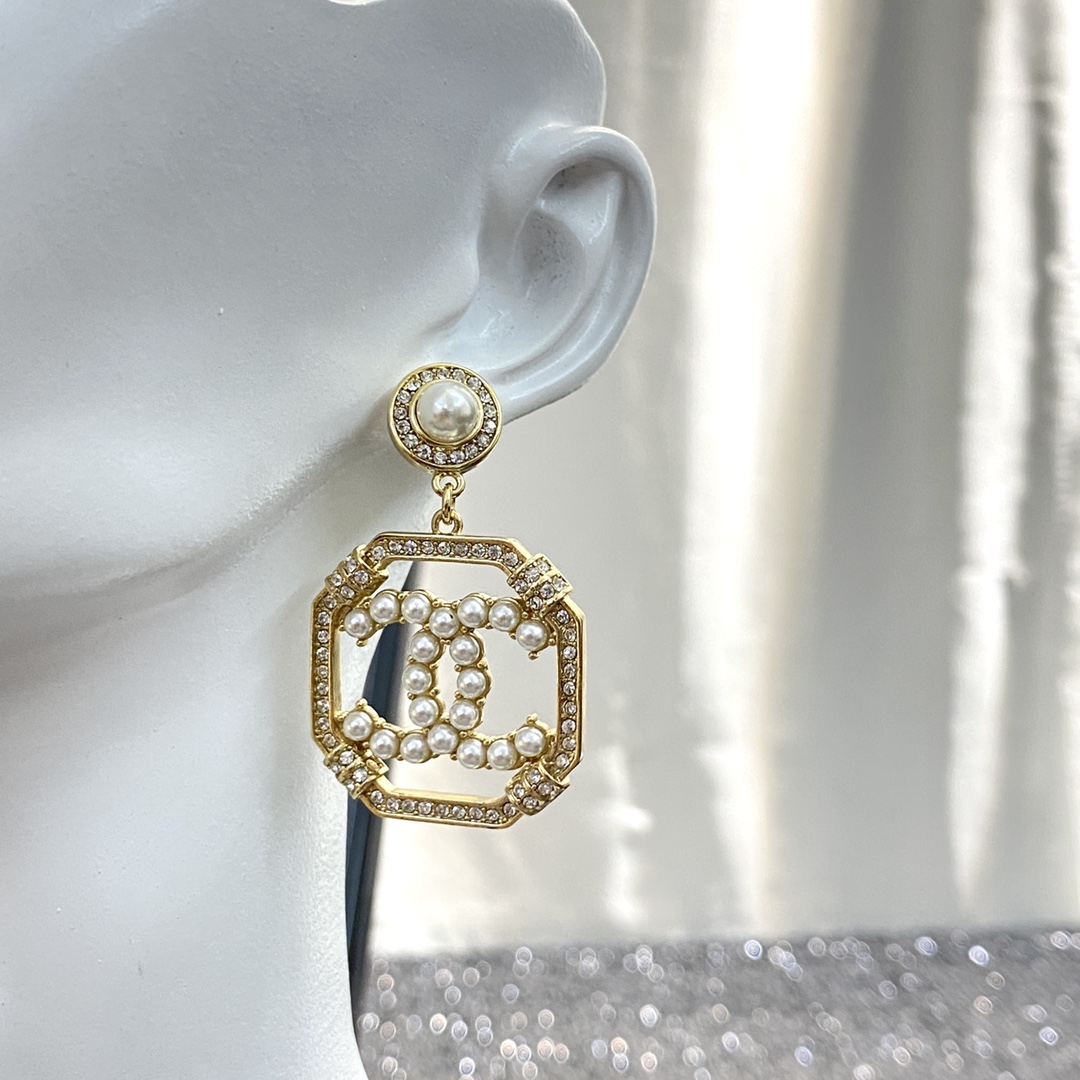 P75▪编码E1175    0763745
🛍【CHANEL】🇪🇬
🛍专柜最新款同步上新❣
🛍香奈儿耳钉火热爆款来袭🤑🤑
🛍大牌香奶奶这个品牌在时尚女性当中绝对无所不知🧐都知道它的经典与岁月🤟逢出货必火的一个知名品牌👄同步专柜🤔正品开模👏独家高端品质👍超好卖超抢手🔥