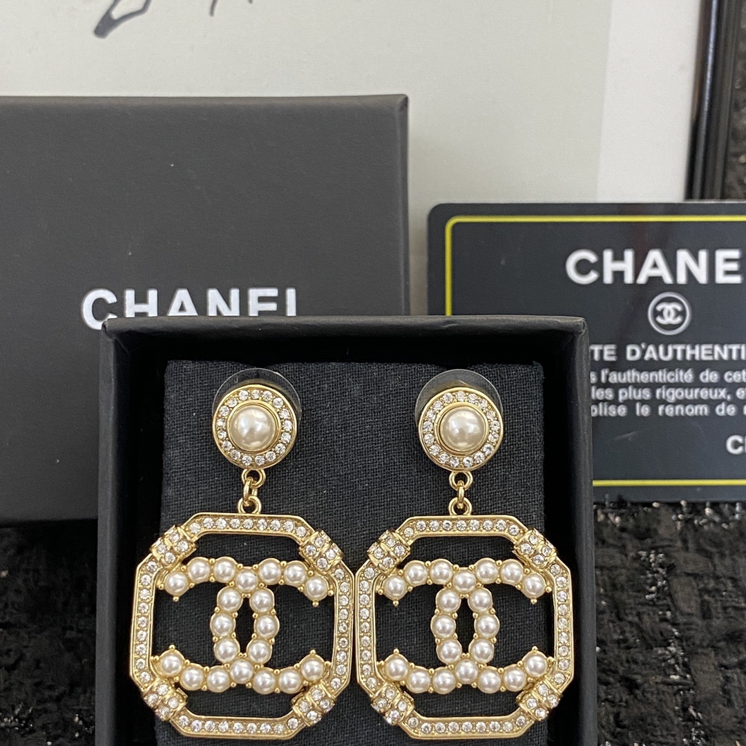 P75▪编码E1175    0763745
🛍【CHANEL】🇪🇬
🛍专柜最新款同步上新❣
🛍香奈儿耳钉火热爆款来袭🤑🤑
🛍大牌香奶奶这个品牌在时尚女性当中绝对无所不知🧐都知道它的经典与岁月🤟逢出货必火的一个知名品牌👄同步专柜🤔正品开模👏独家高端品质👍超好卖超抢手🔥