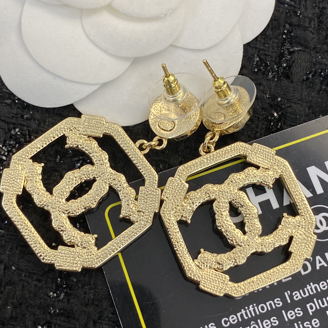P75▪编码E1175    0763745
🛍【CHANEL】🇪🇬
🛍专柜最新款同步上新❣
🛍香奈儿耳钉火热爆款来袭🤑🤑
🛍大牌香奶奶这个品牌在时尚女性当中绝对无所不知🧐都知道它的经典与岁月🤟逢出货必火的一个知名品牌👄同步专柜🤔正品开模👏独家高端品质👍超好卖超抢手🔥