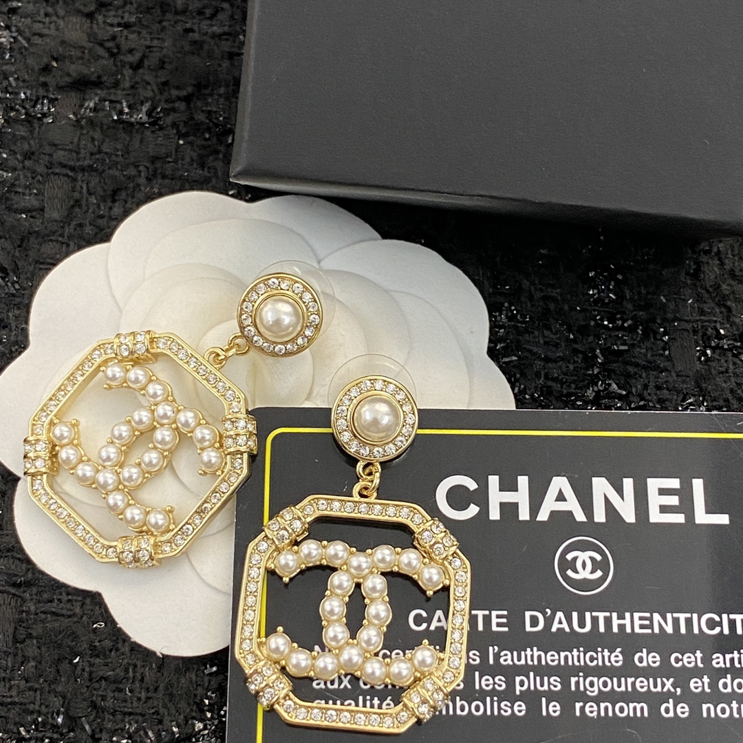P75▪编码E1175    0763745
🛍【CHANEL】🇪🇬
🛍专柜最新款同步上新❣
🛍香奈儿耳钉火热爆款来袭🤑🤑
🛍大牌香奶奶这个品牌在时尚女性当中绝对无所不知🧐都知道它的经典与岁月🤟逢出货必火的一个知名品牌👄同步专柜🤔正品开模👏独家高端品质👍超好卖超抢手🔥