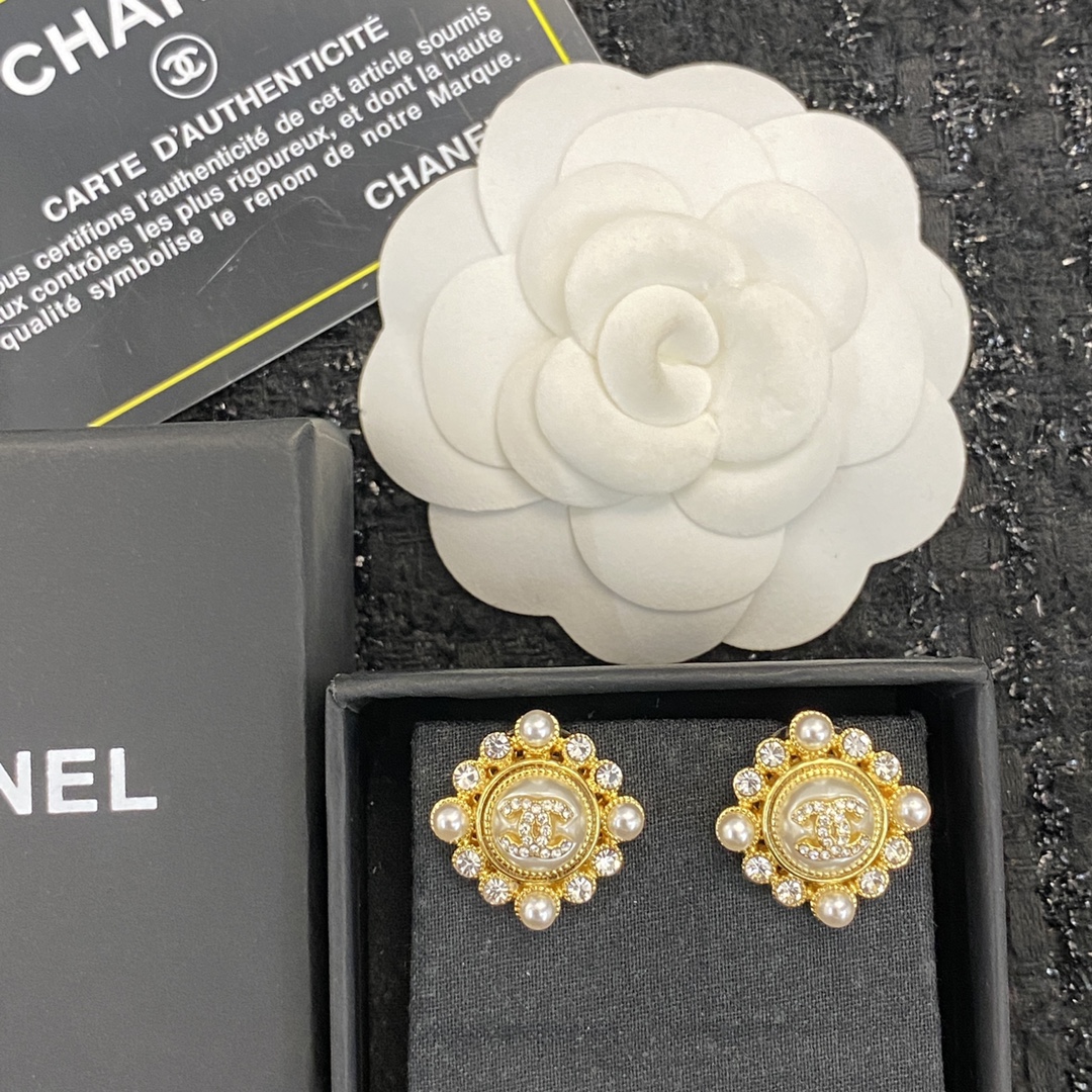  编码E1889   
🛍香奈儿耳钉热销款🔥爆上新🆕🆕🆕
😎CHANEL春夏系列耳环耳钉
🤔菱形◇设计，