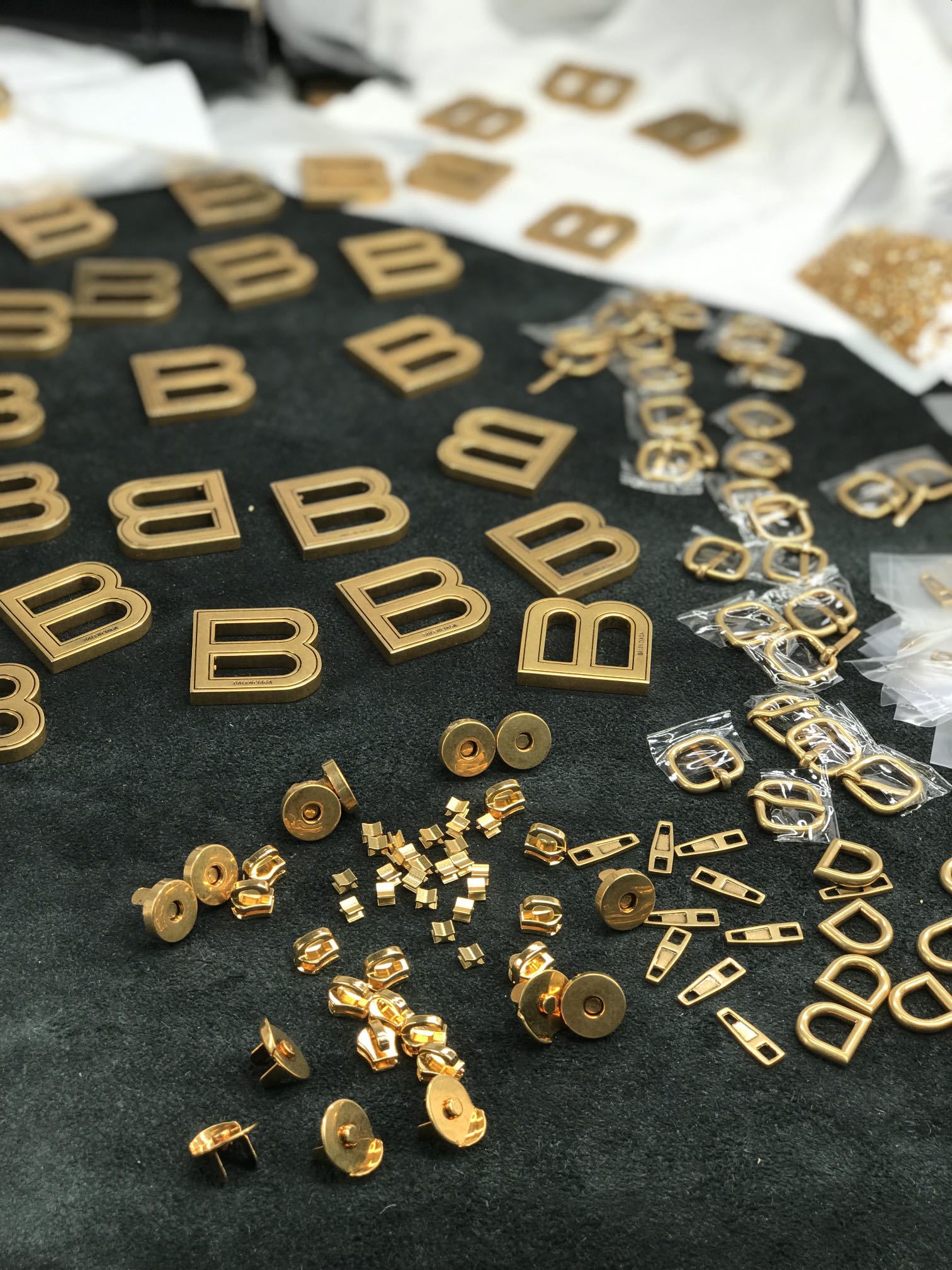 Solid brass base with gold electroplating (0.35-micron measurable thickn - Comprehensive 3