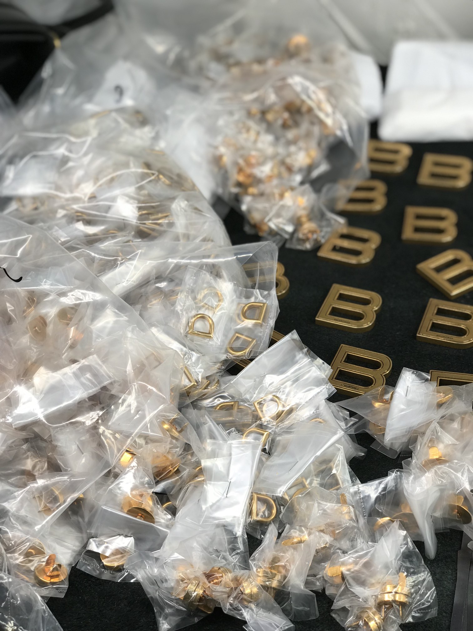 Solid brass base with gold electroplating (0.35-micron measurable thickn - Comprehensive 4