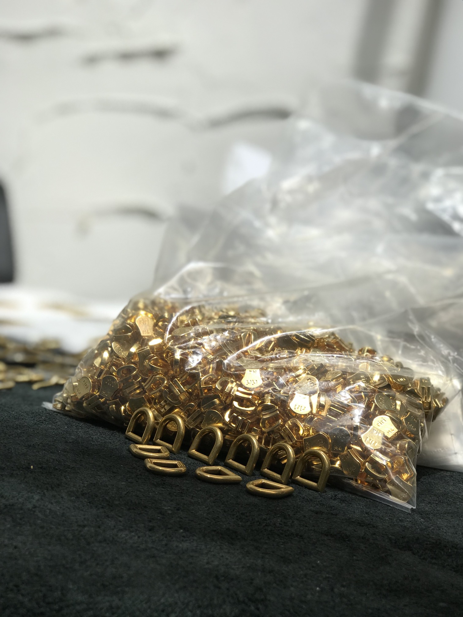 品每一个部位的五金，我们是不放过也不错过我们能力范围的每一个细节，全部黄铜底胚真金电镀，0.35谬厚金可测厚，做旧复古残金风格 2