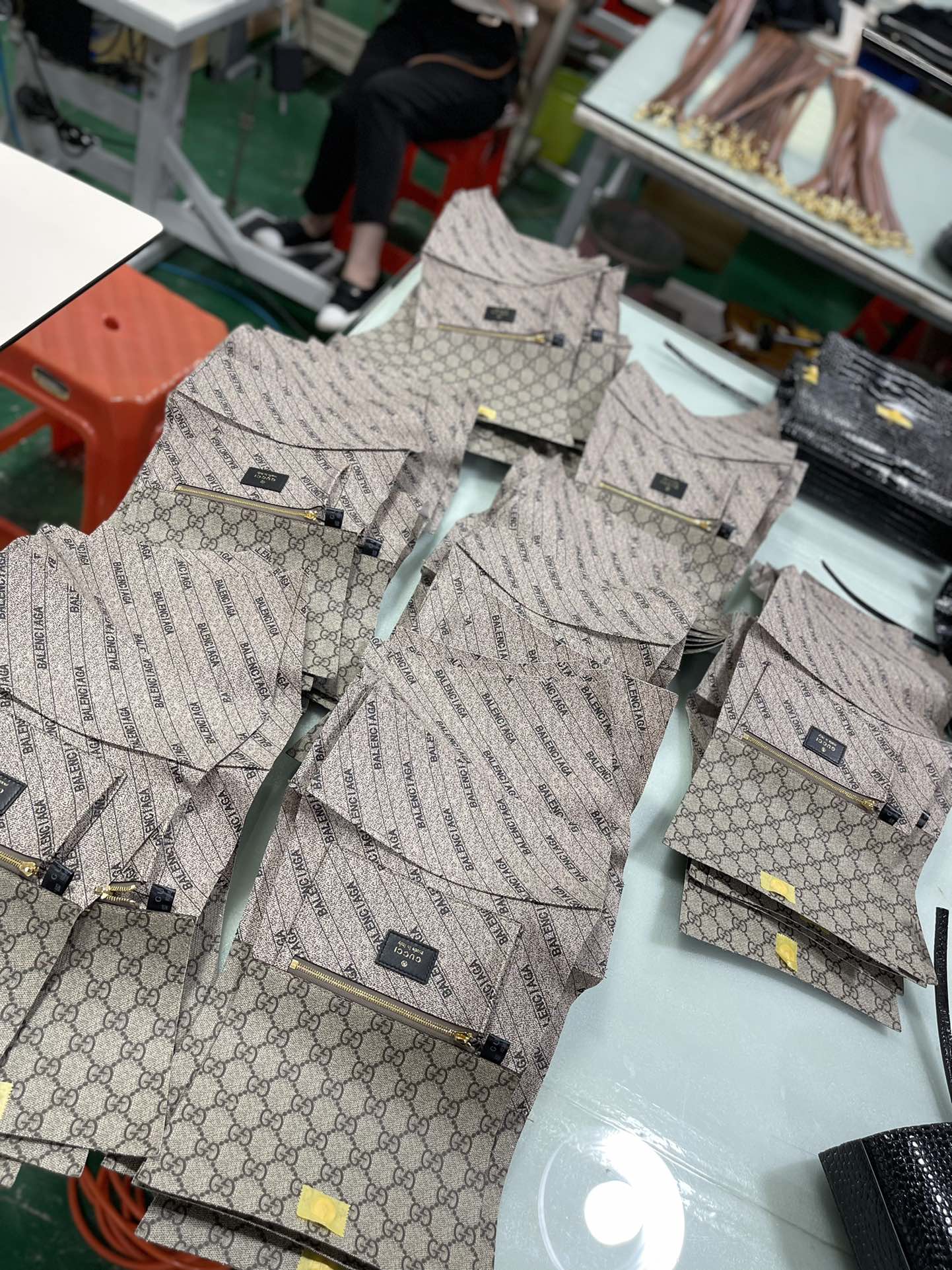 看看我们对产品的质量要求，展示这些车间散件图给亲们就是让你们知道我们里面都用了什么托料都托了些什么东西那个部位该托什么，这样出来的效果才能和媲美 4